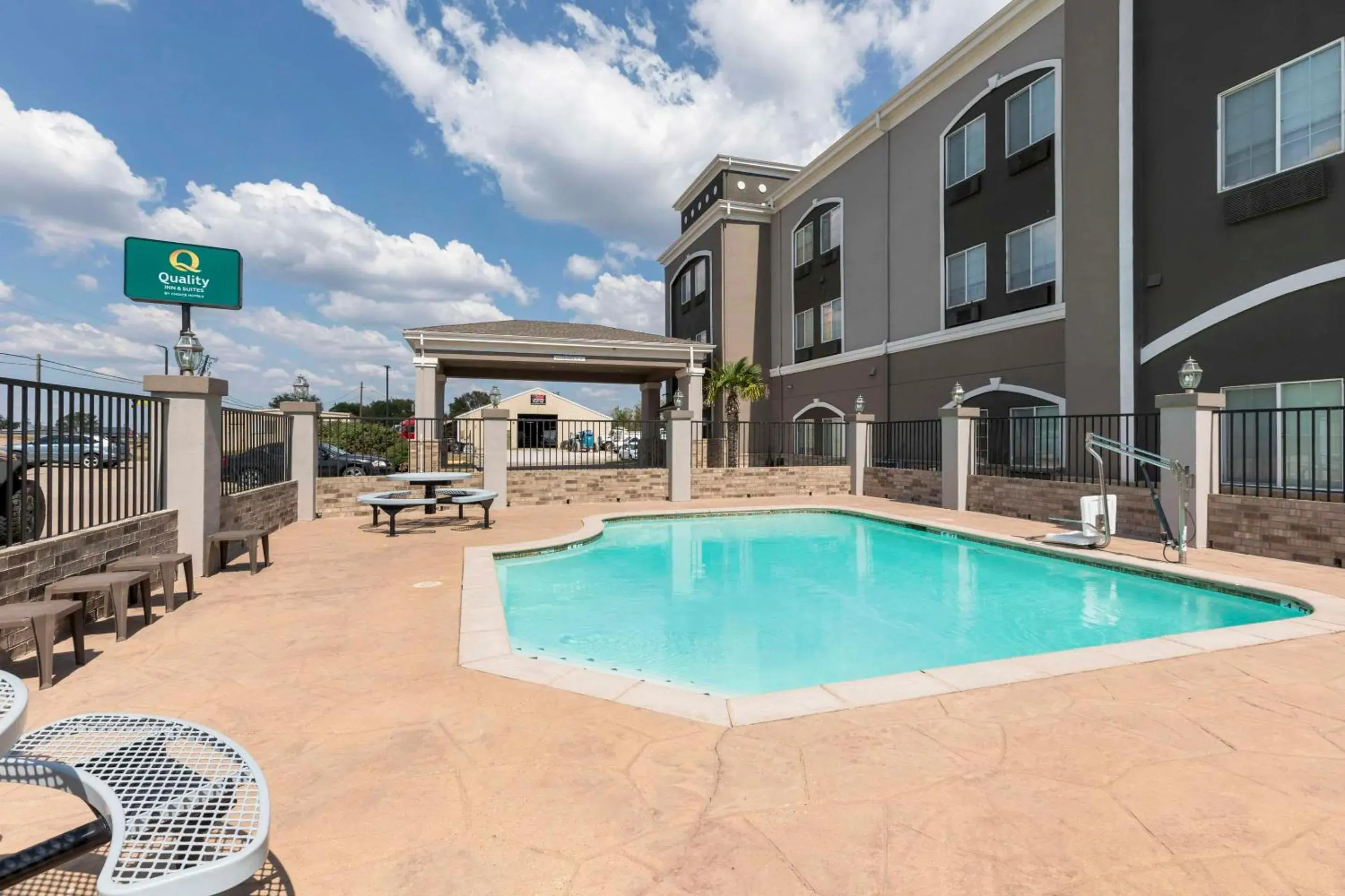 Swimming pool in Quality Inn and Suites Groesbeck Swimming pool in Quality Inn and Suites Groesbeck