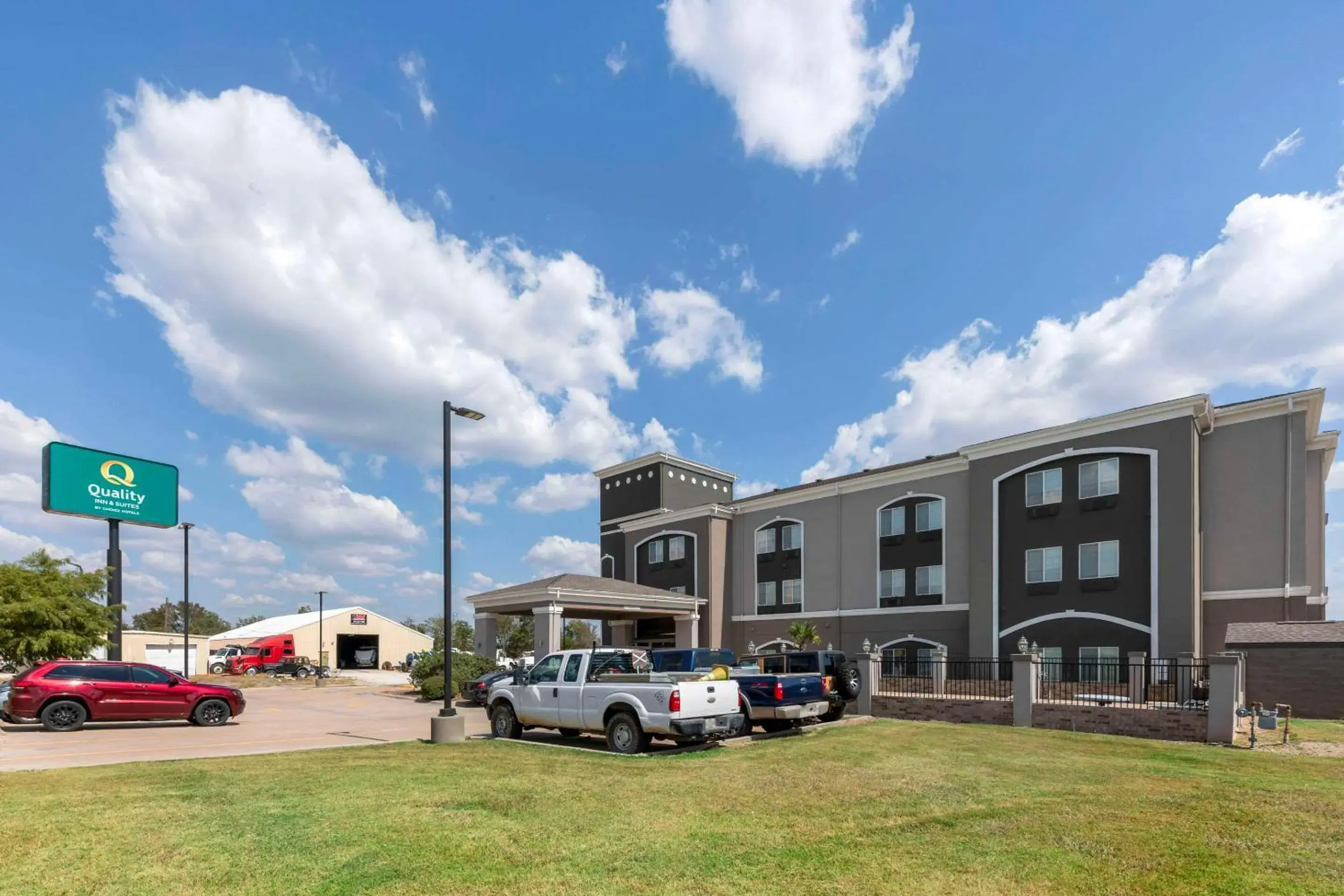 Property building in Quality Inn and Suites Groesbeck Property building in Quality Inn and Suites Groesbeck