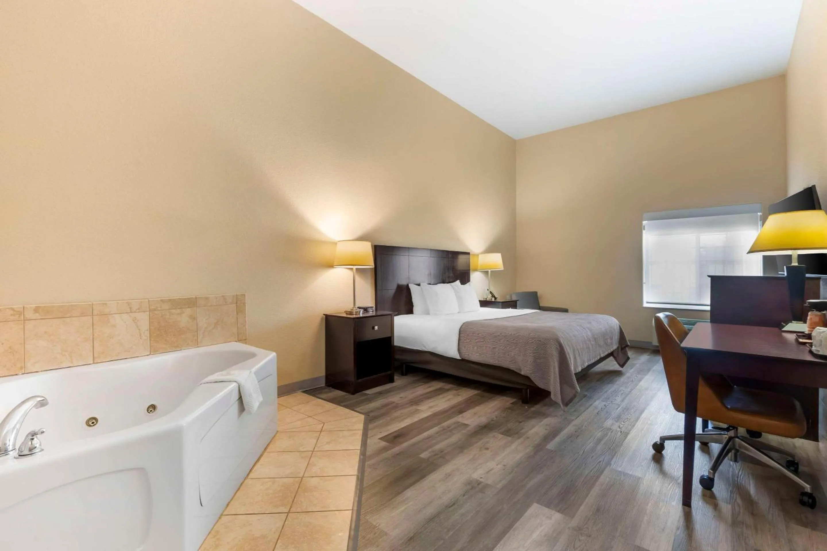 Bedroom, Bed in Quality Inn and Suites Groesbeck