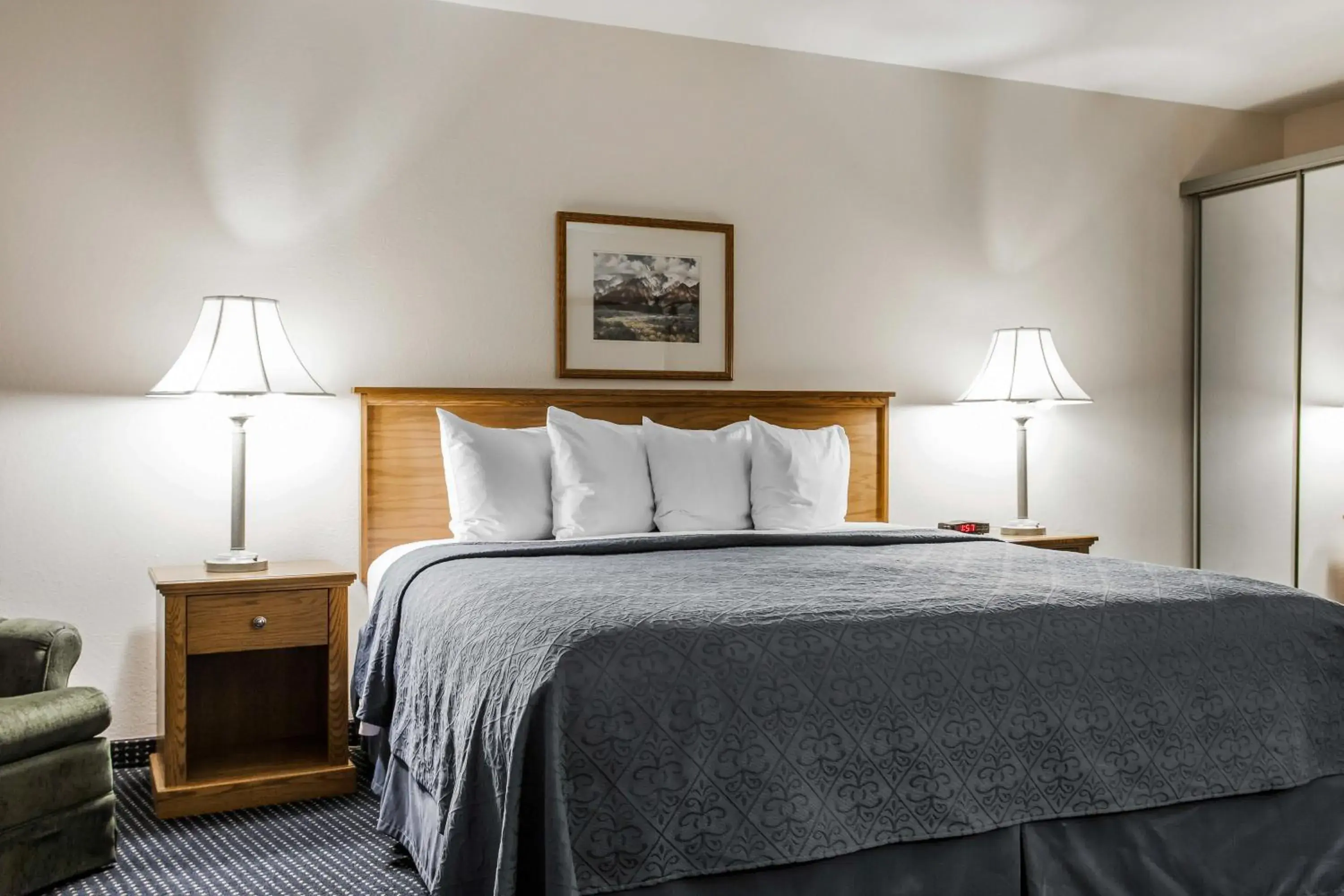 Bed in Quality Inn & Suites Goldendale Bed in Quality Inn & Suites Goldendale