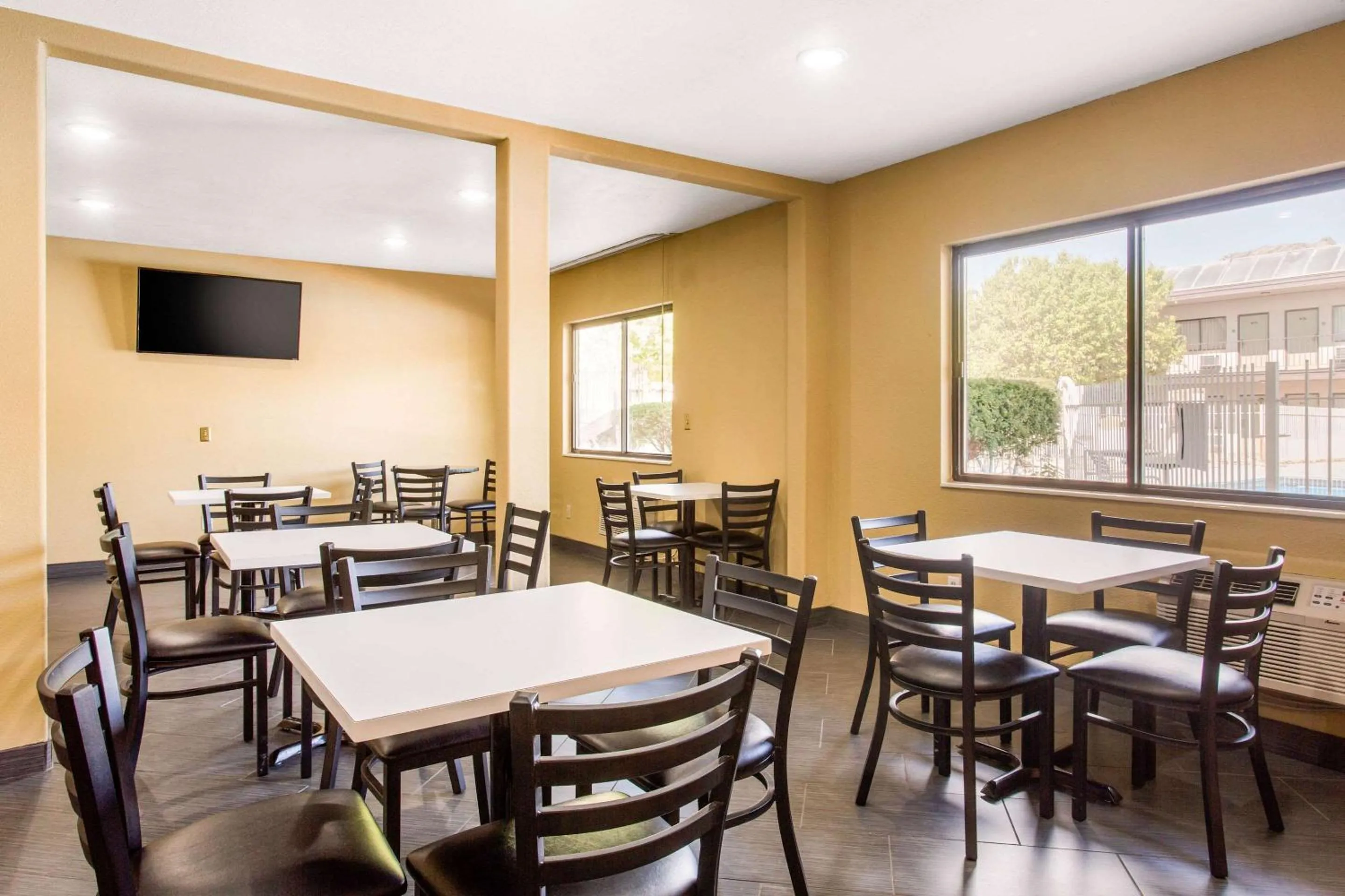 Restaurant/places to eat in Quality Inn Stateline