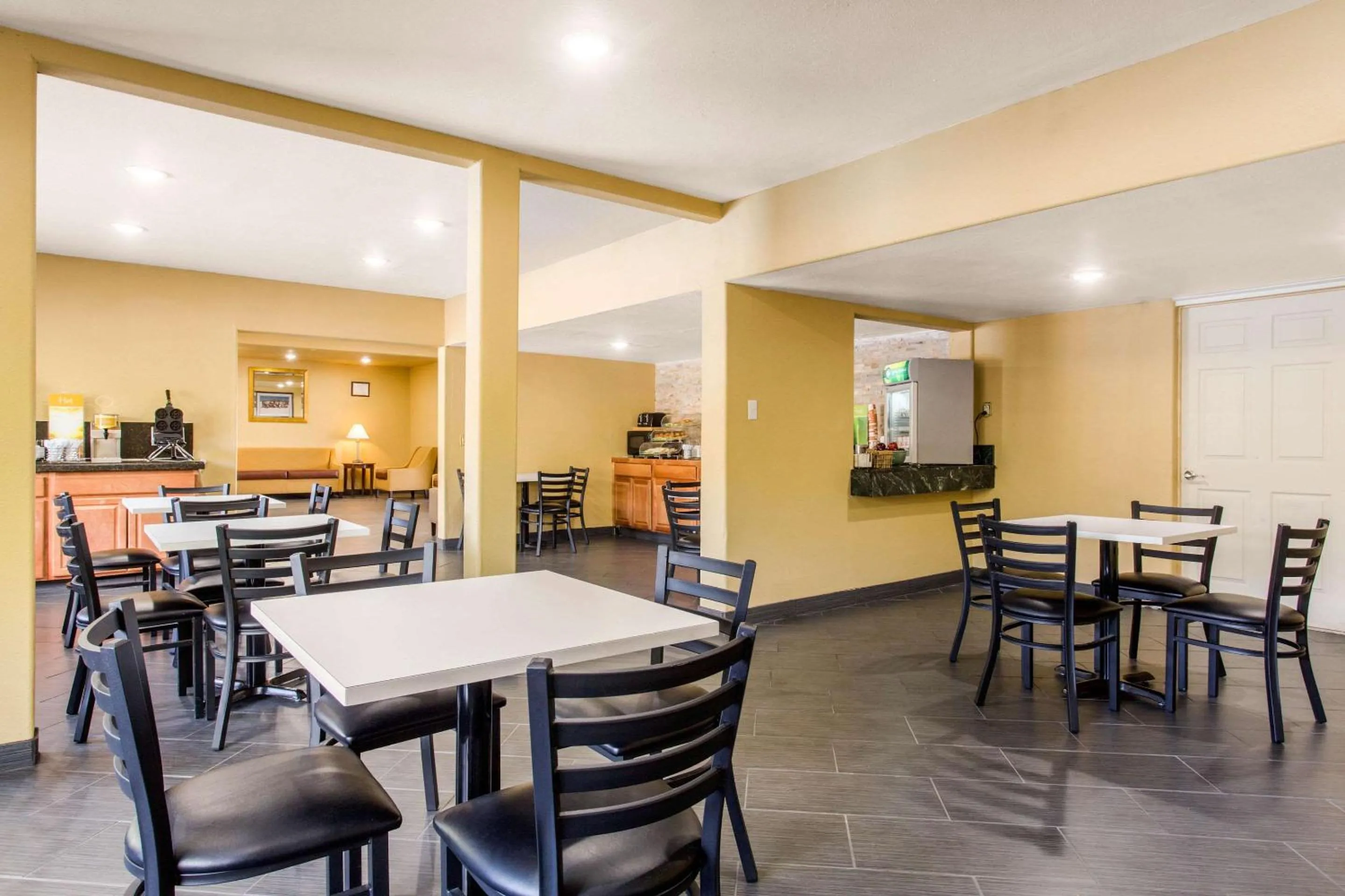 Restaurant/places to eat in Quality Inn Stateline