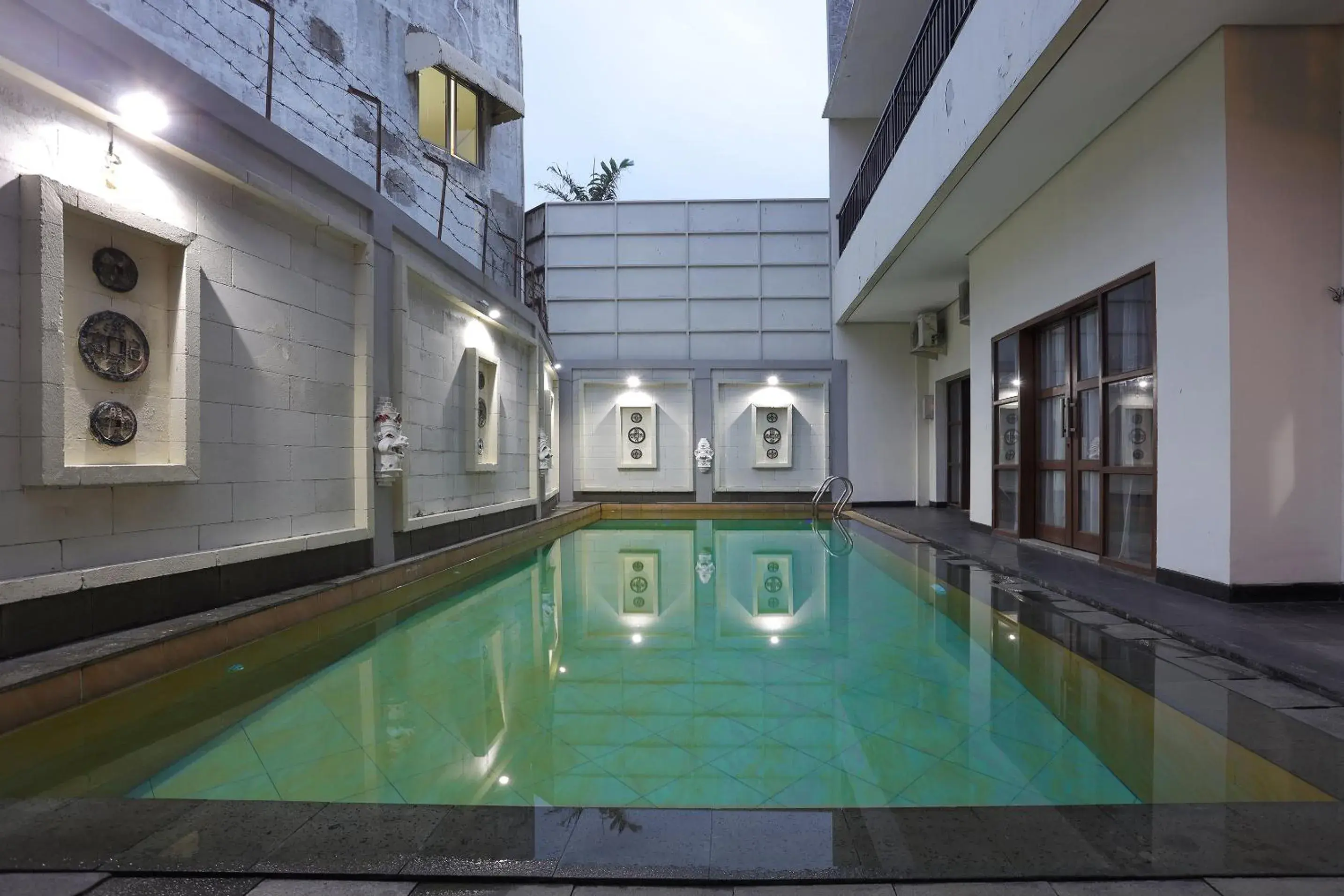 Swimming pool in Jambuluwuk Mansion Pakubuwono Swimming pool in Jambuluwuk Mansion Pakubuwono