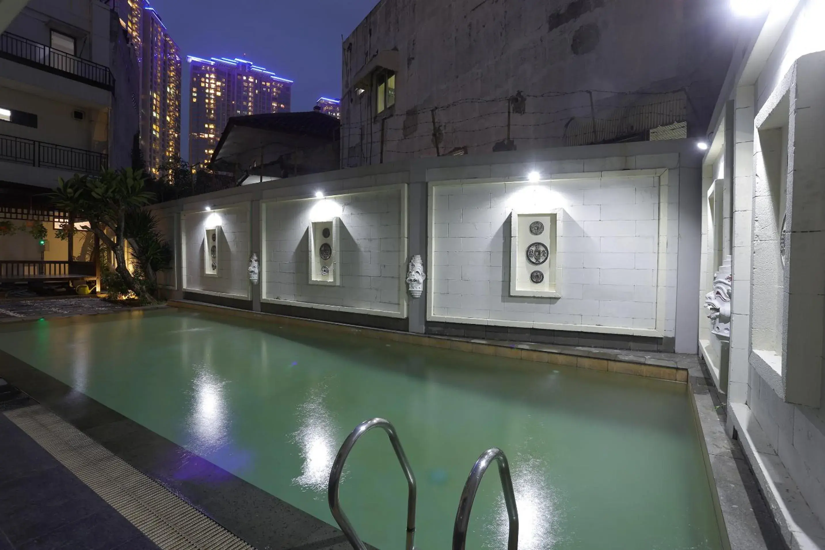 Swimming pool in Jambuluwuk Mansion Pakubuwono Swimming pool in Jambuluwuk Mansion Pakubuwono