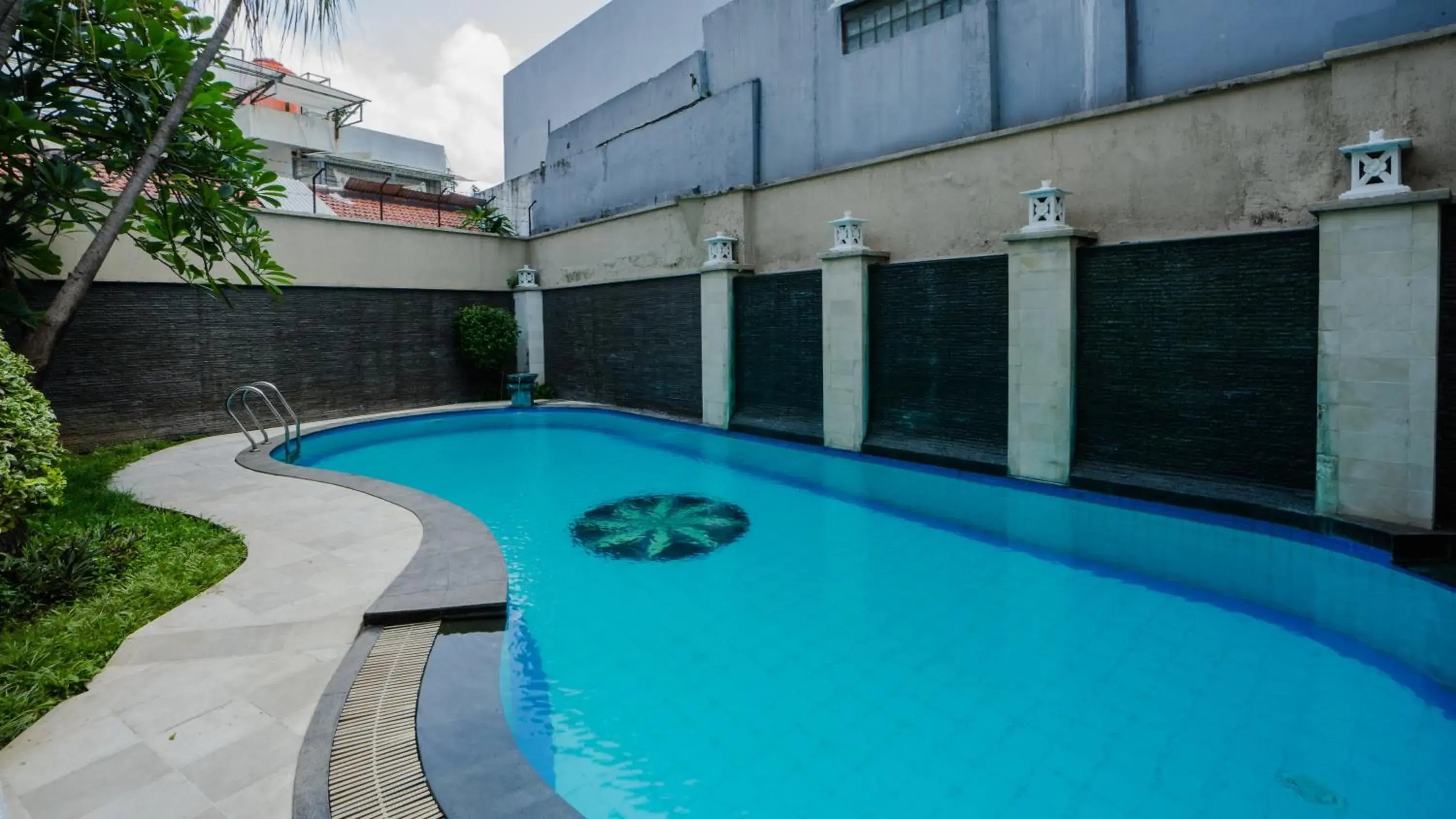 Swimming pool in Jambuluwuk Residence Menteng Swimming pool in Jambuluwuk Residence Menteng
