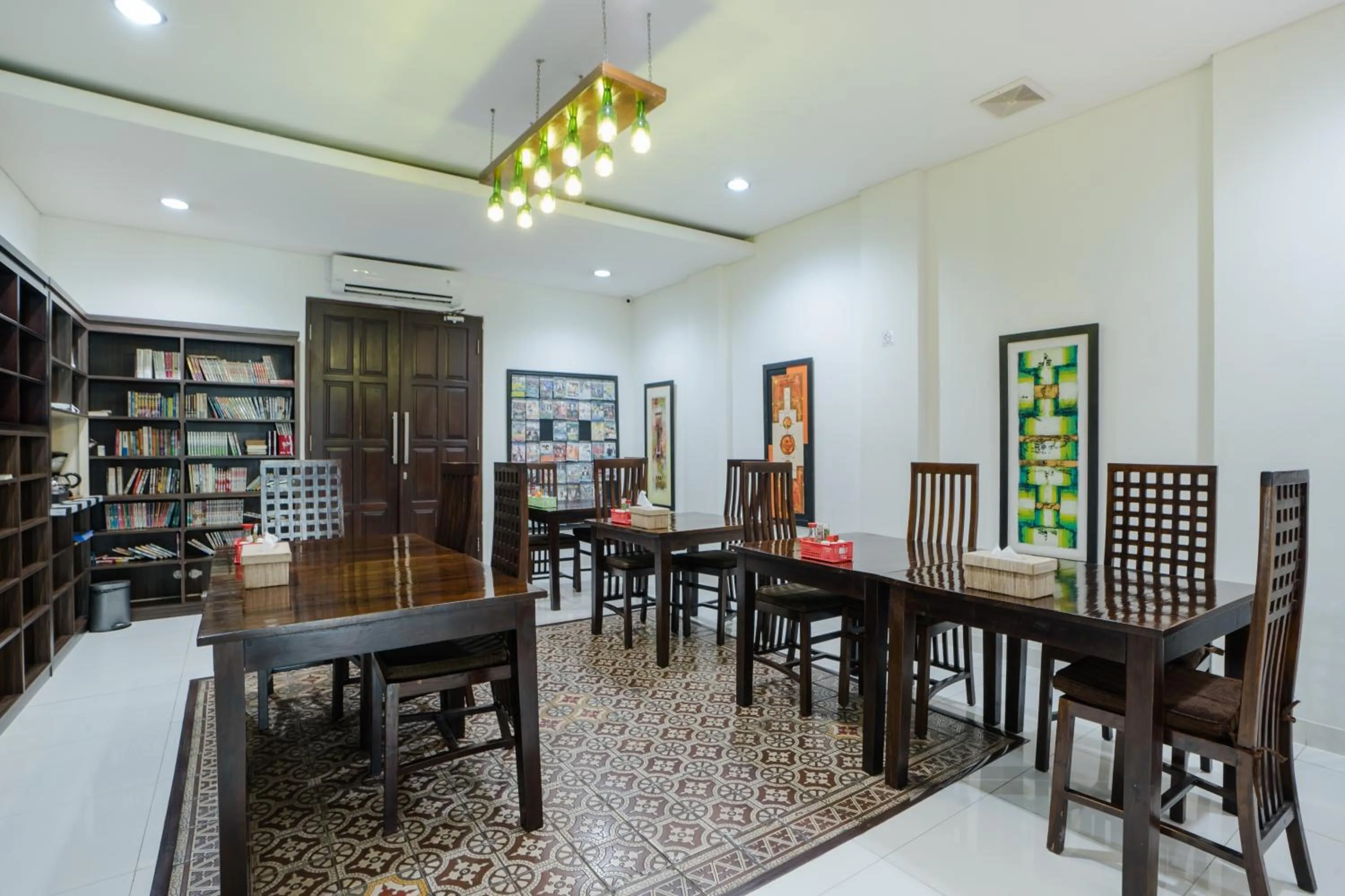 Restaurant/places to eat in Jambuluwuk Residence Menteng