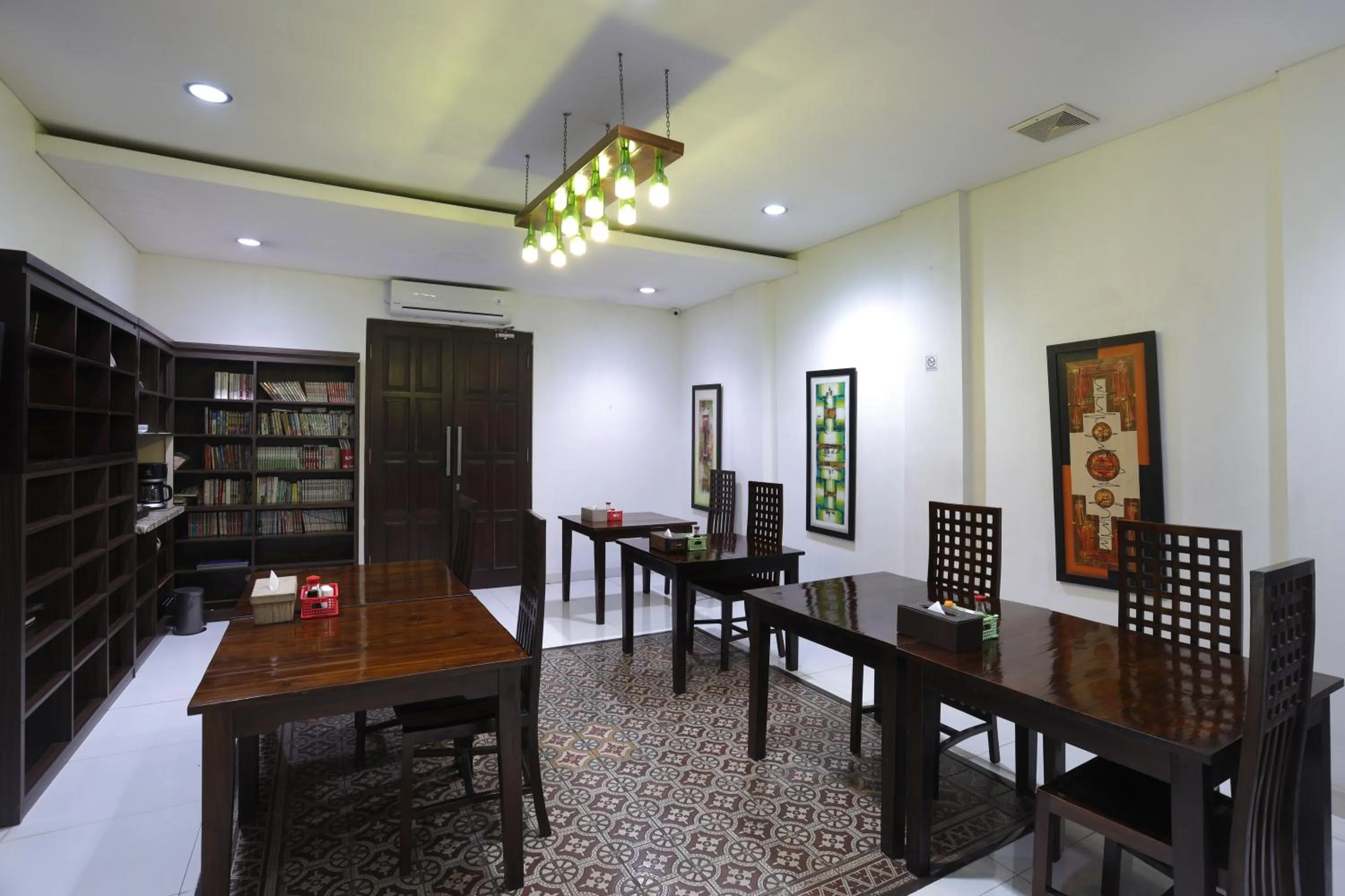 Dining area in Jambuluwuk Residence Menteng