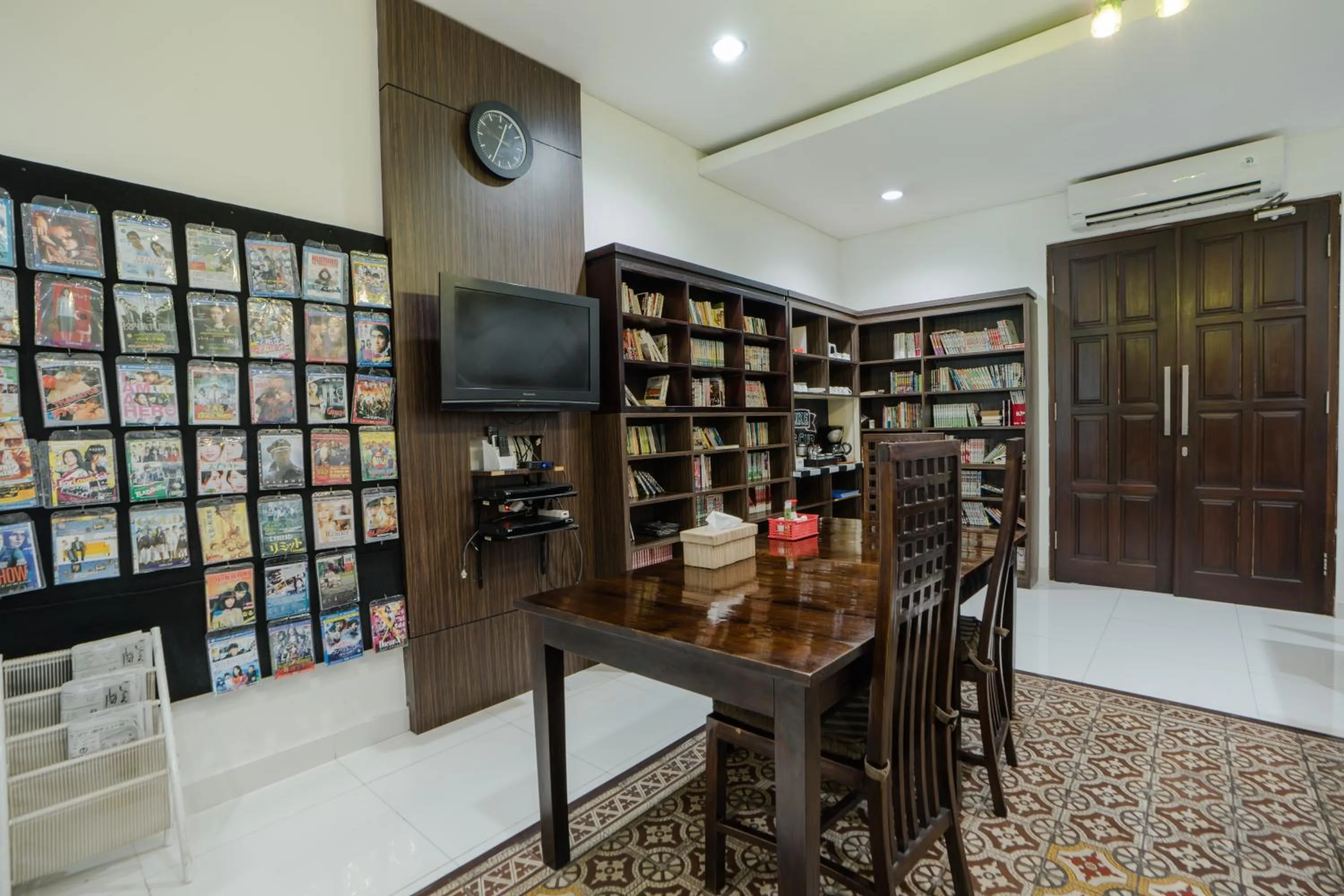 Library in Jambuluwuk Residence Menteng