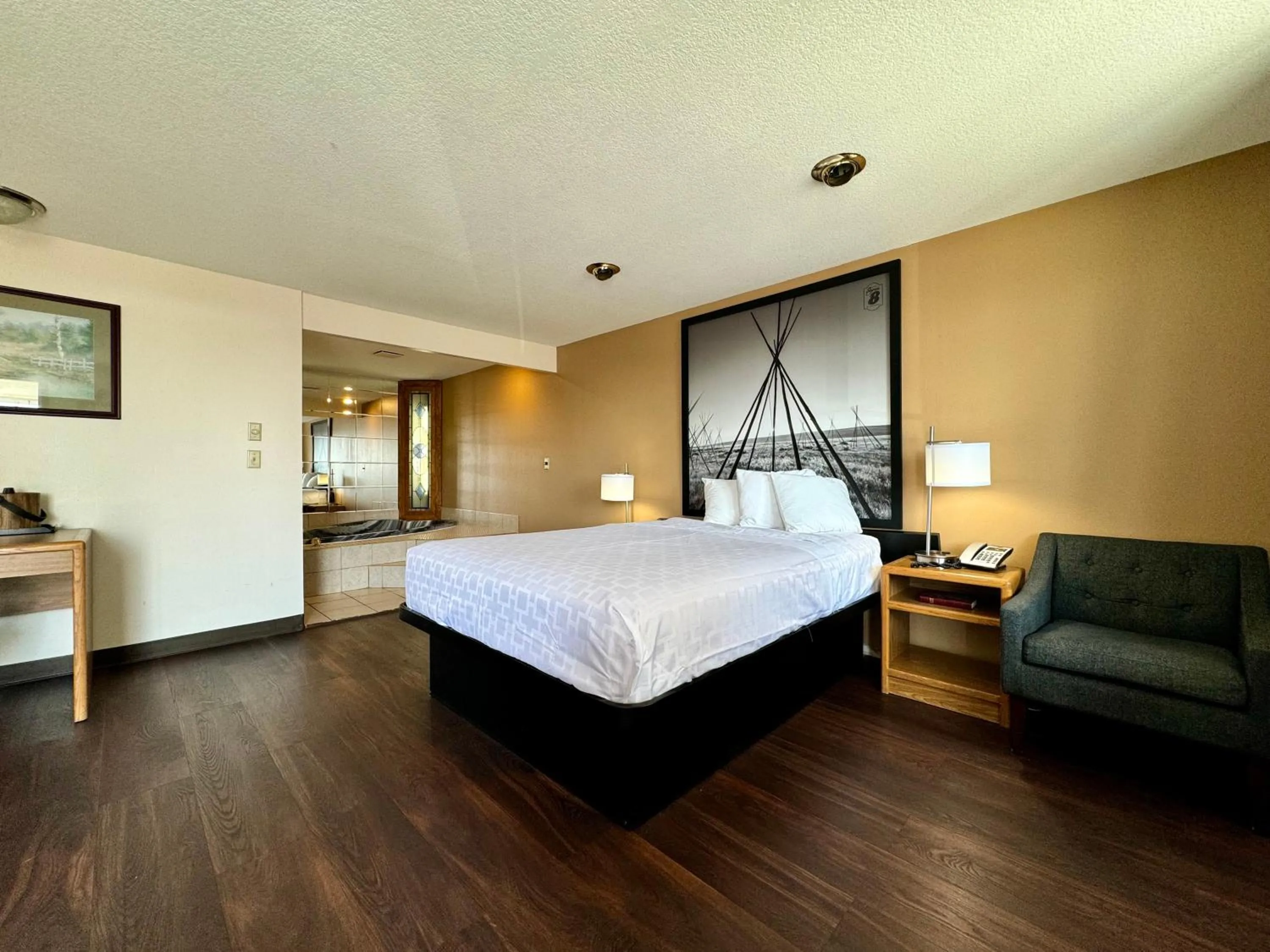 Deluxe Suite with Spa Bath in Hardin Lodge By Capital O Little Bighorn Battlefield I-90