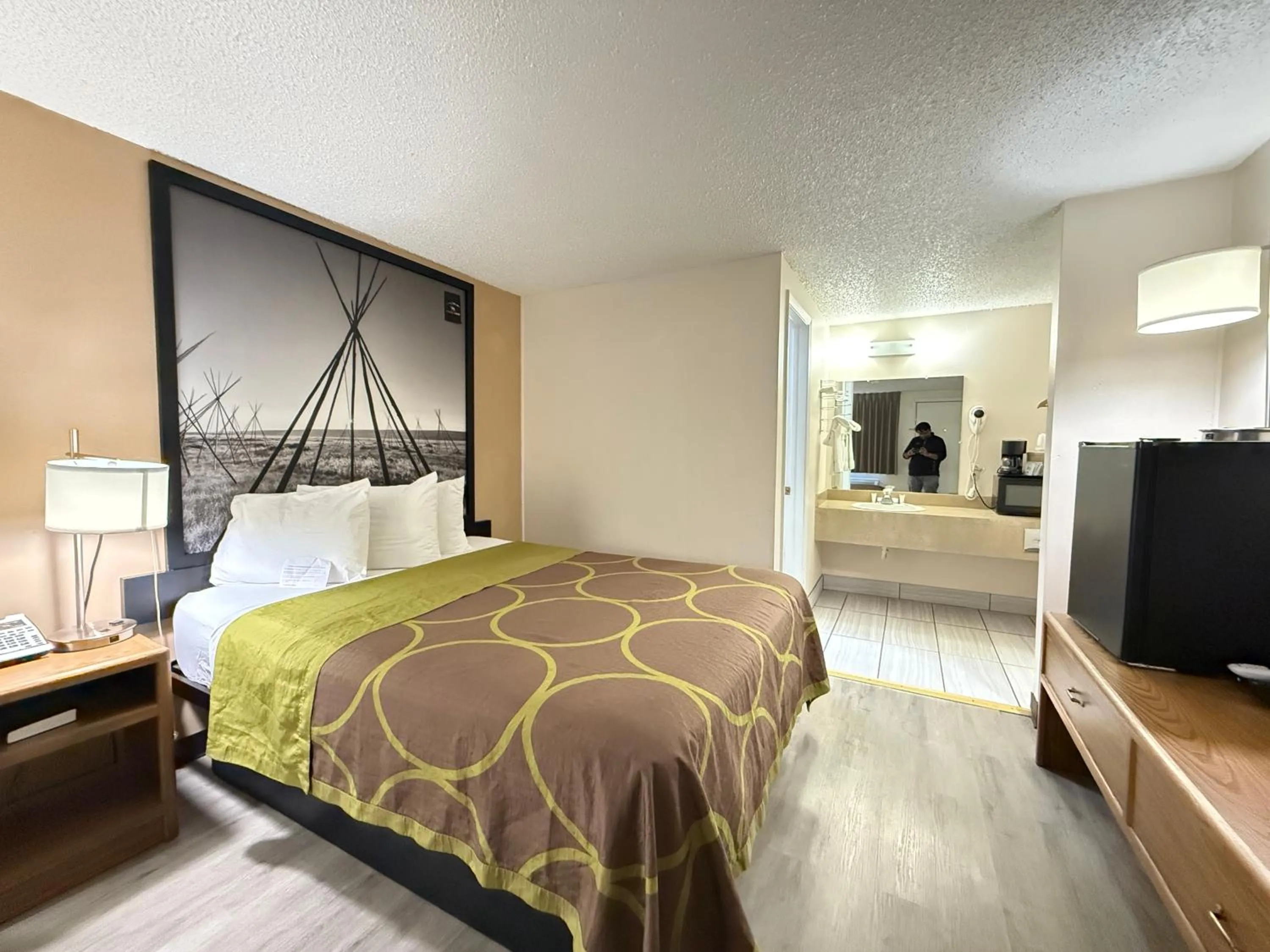 Bedroom, Bed in Hardin Lodge By Capital O Little Bighorn Battlefield I-90