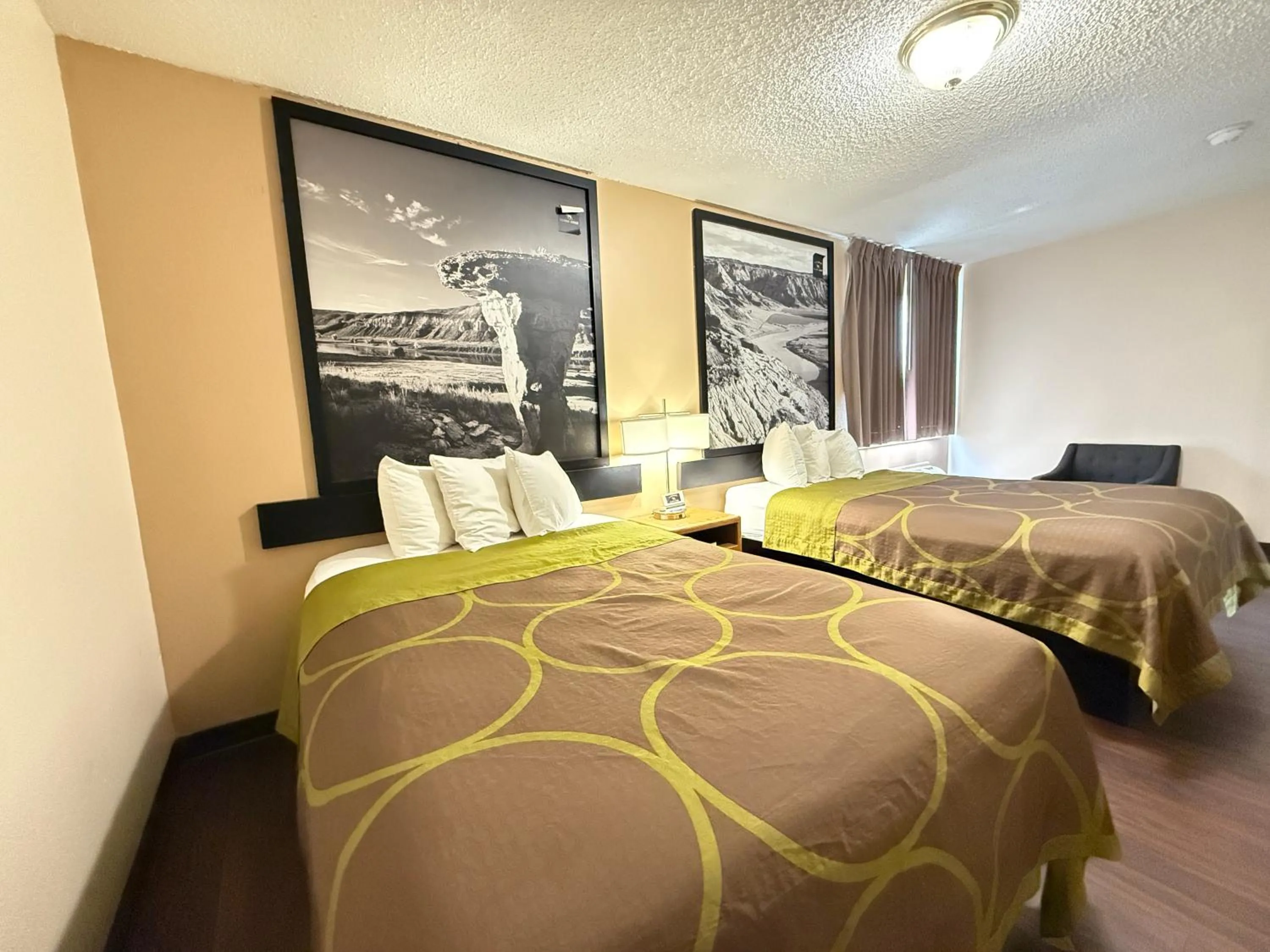 Bedroom, Bed in Hardin Lodge By Capital O Little Bighorn Battlefield I-90
