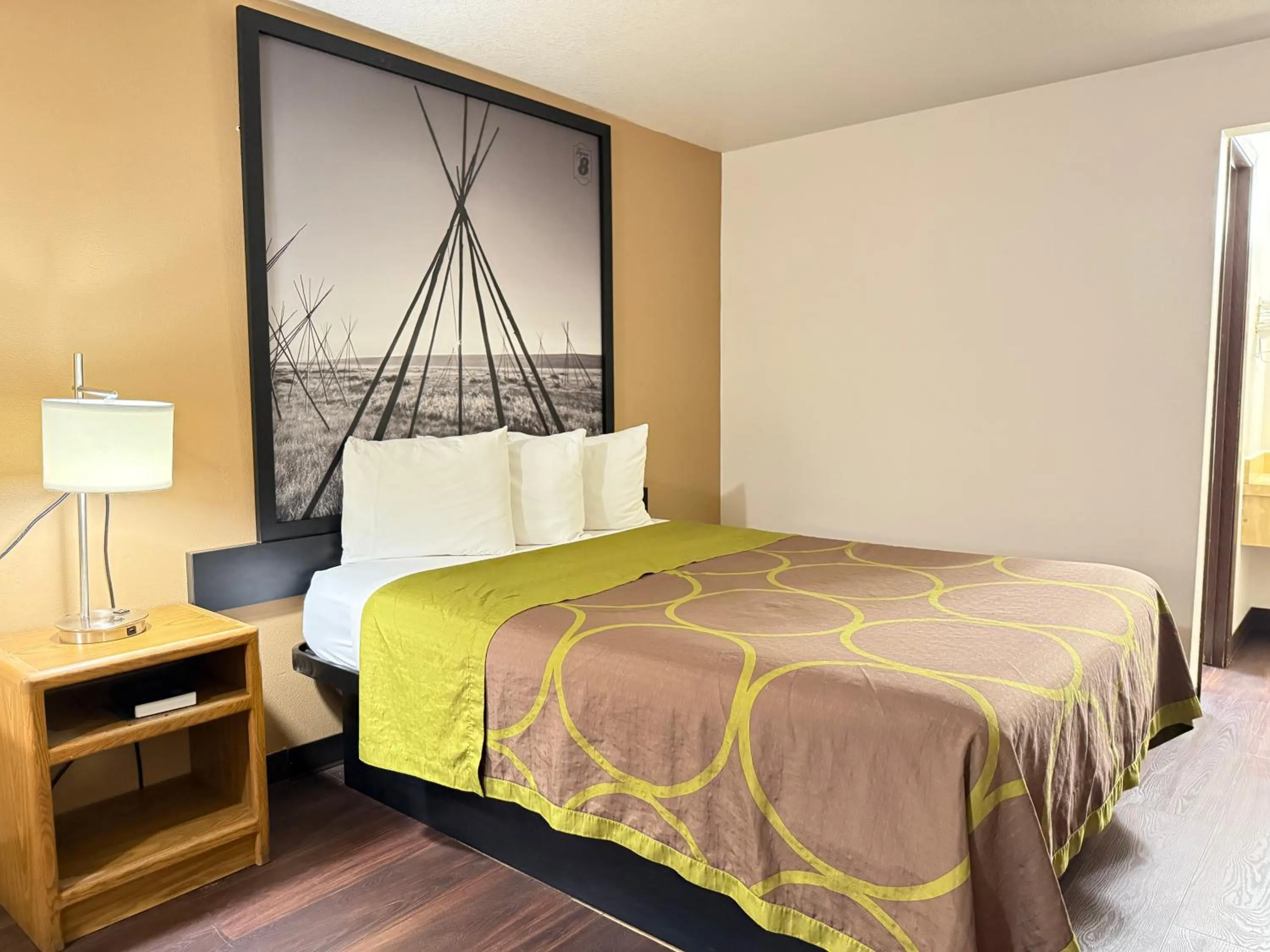 Bedroom, Bed in Hardin Lodge By Capital O Little Bighorn Battlefield I-90