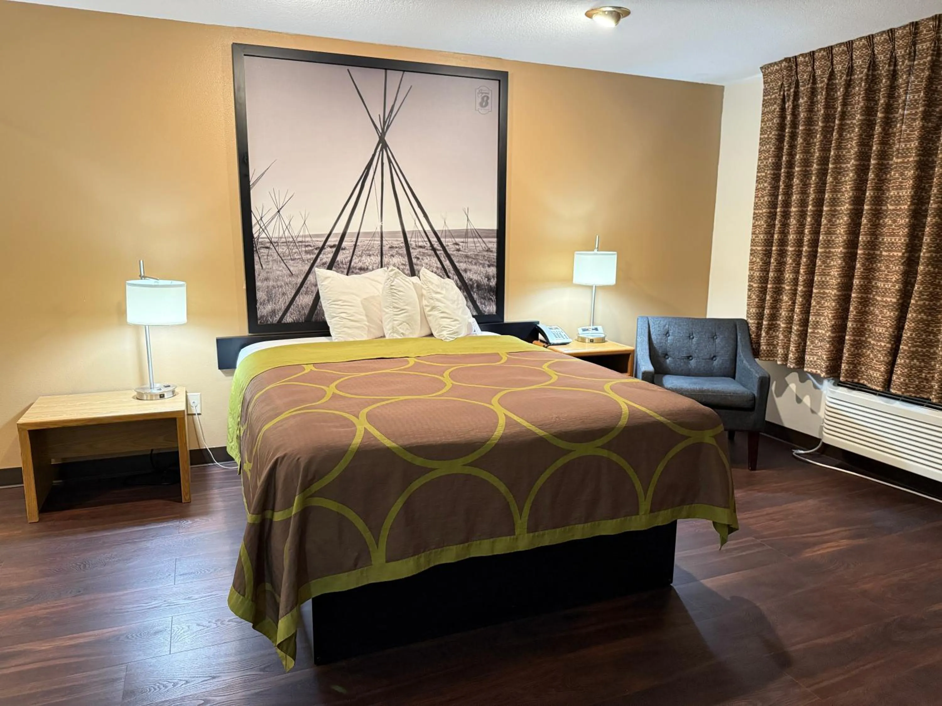 Bedroom, Bed in Hardin Lodge By Capital O Little Bighorn Battlefield I-90