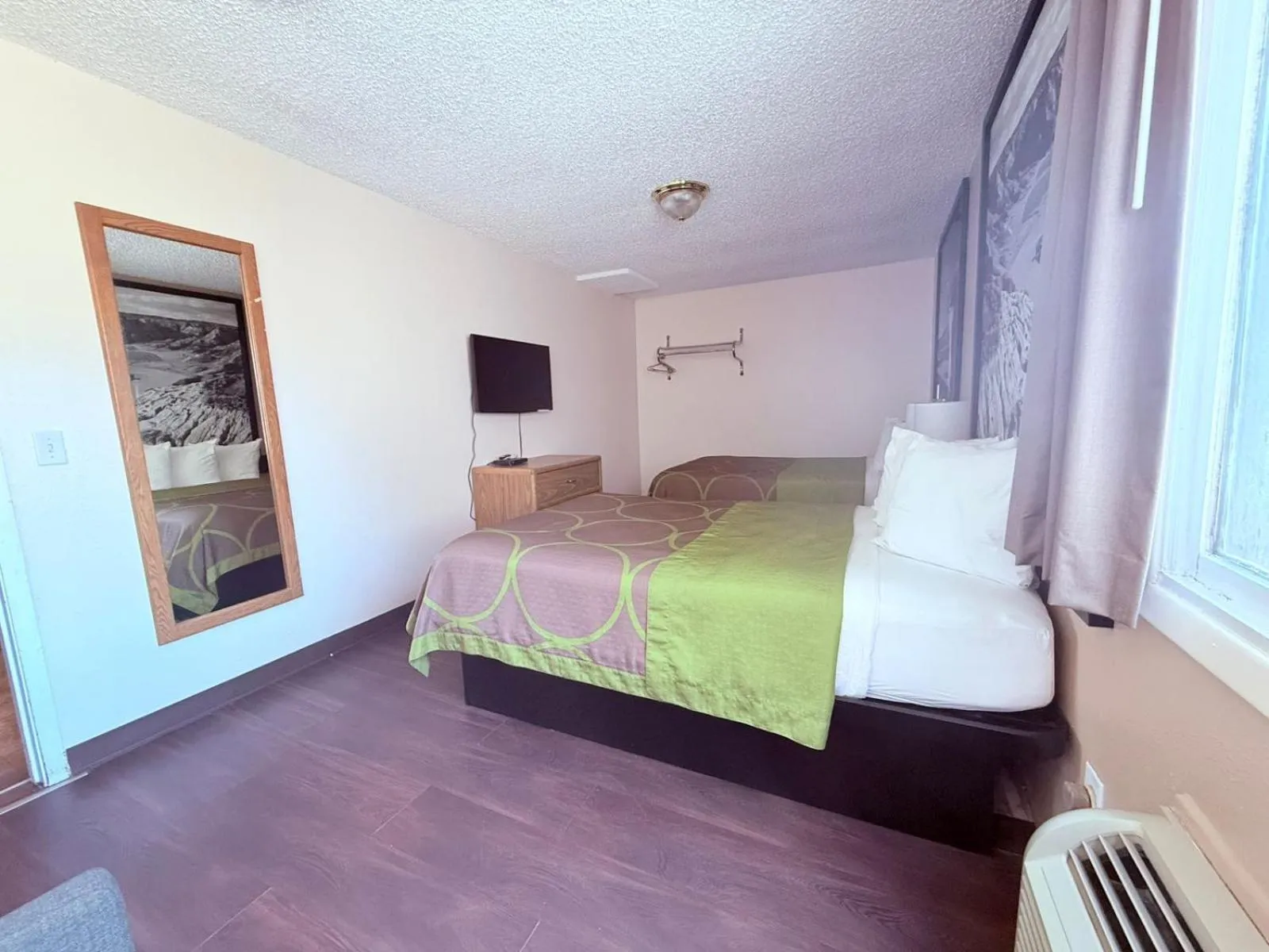 Bedroom, Bed in Hardin Lodge By Capital O Little Bighorn Battlefield I-90