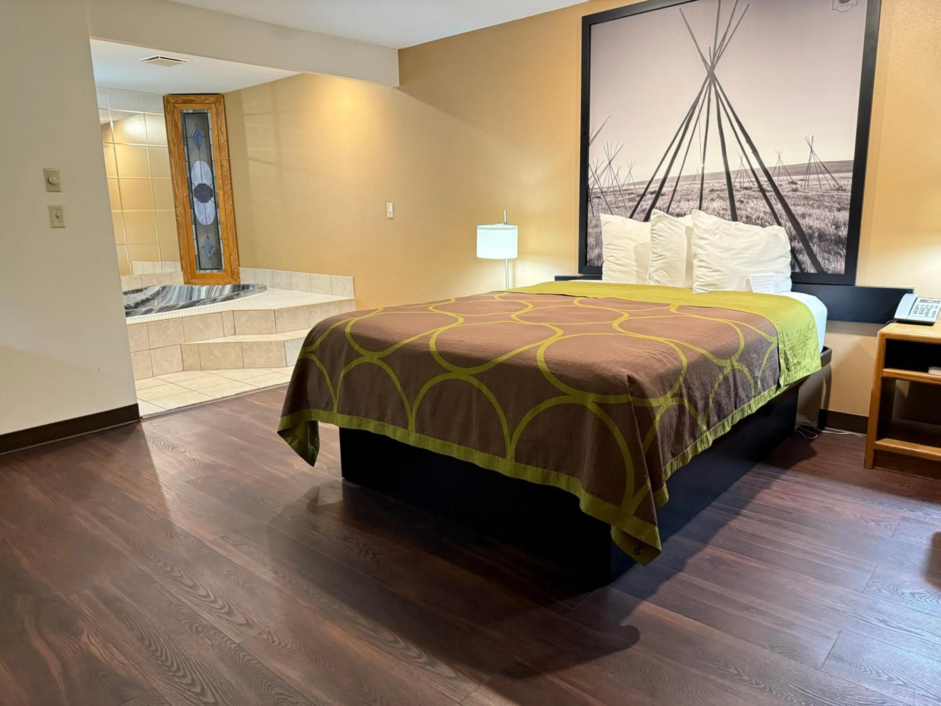 Bathroom, Bed in Hardin Lodge By Capital O Little Bighorn Battlefield I-90