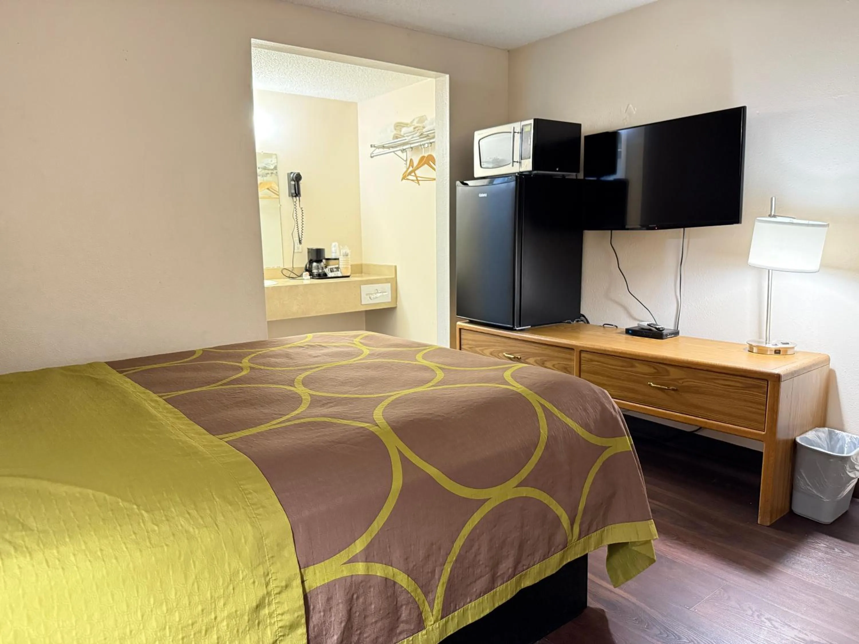 Bedroom, Bed in Hardin Lodge By Capital O Little Bighorn Battlefield I-90