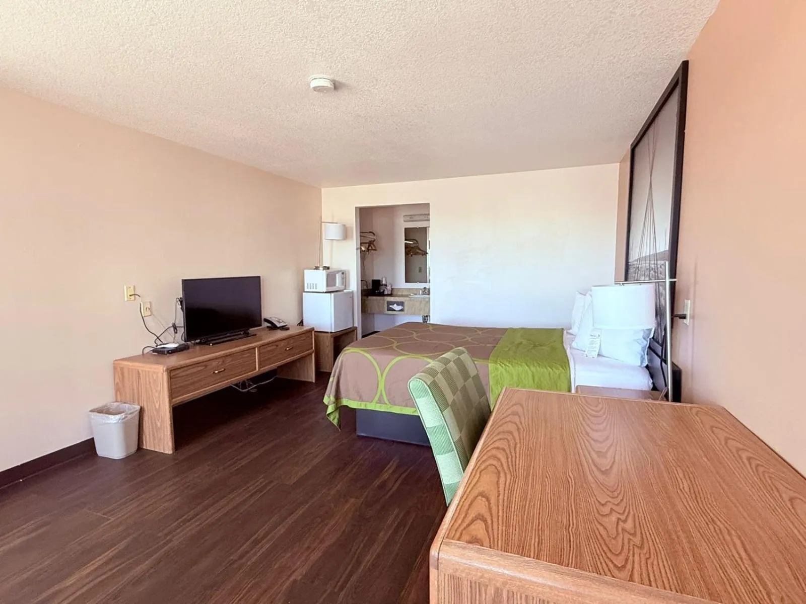 Bedroom in Hardin Lodge By Capital O Little Bighorn Battlefield I-90