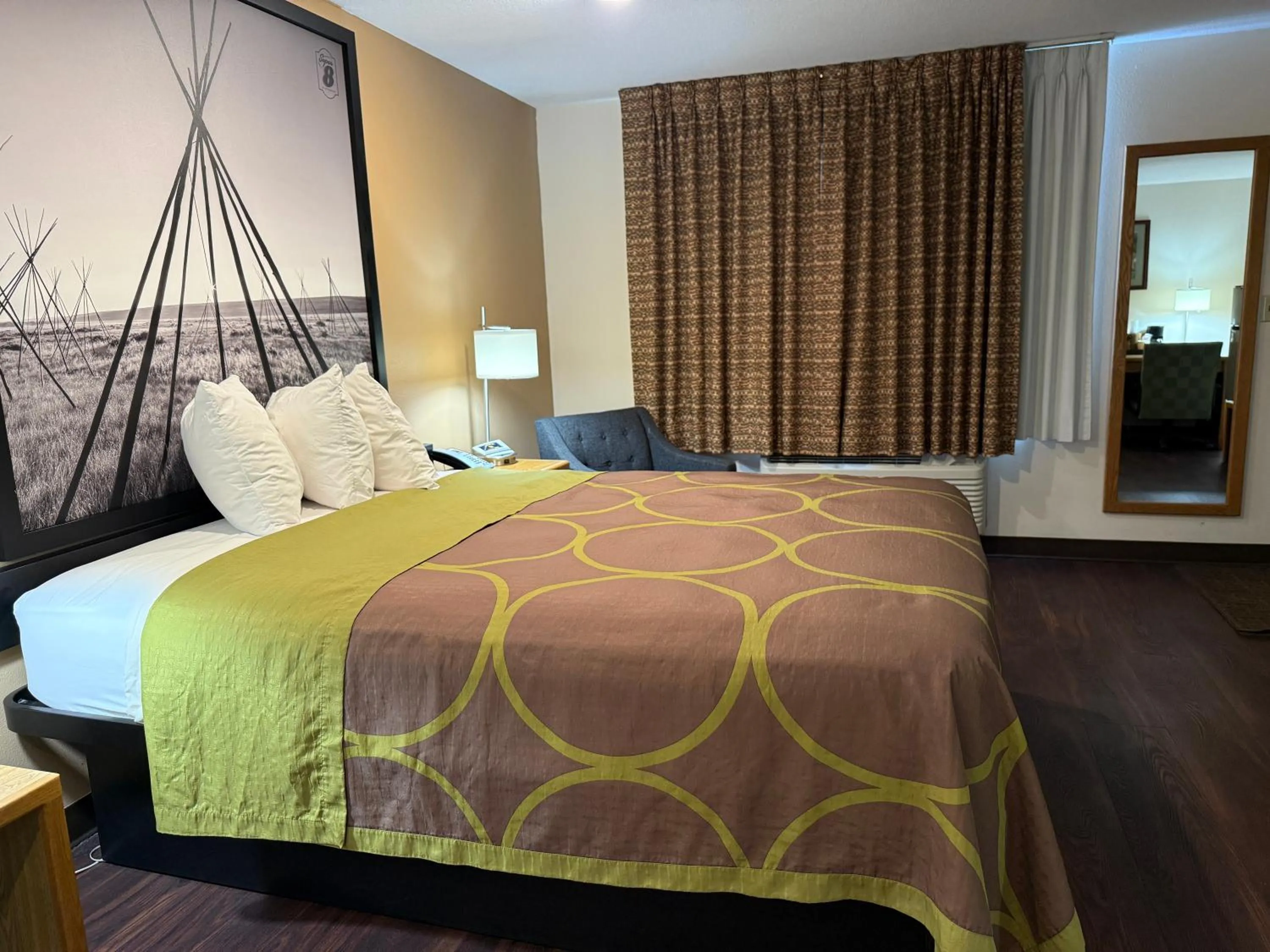 Bedroom, Bed in Hardin Lodge By Capital O Little Bighorn Battlefield I-90