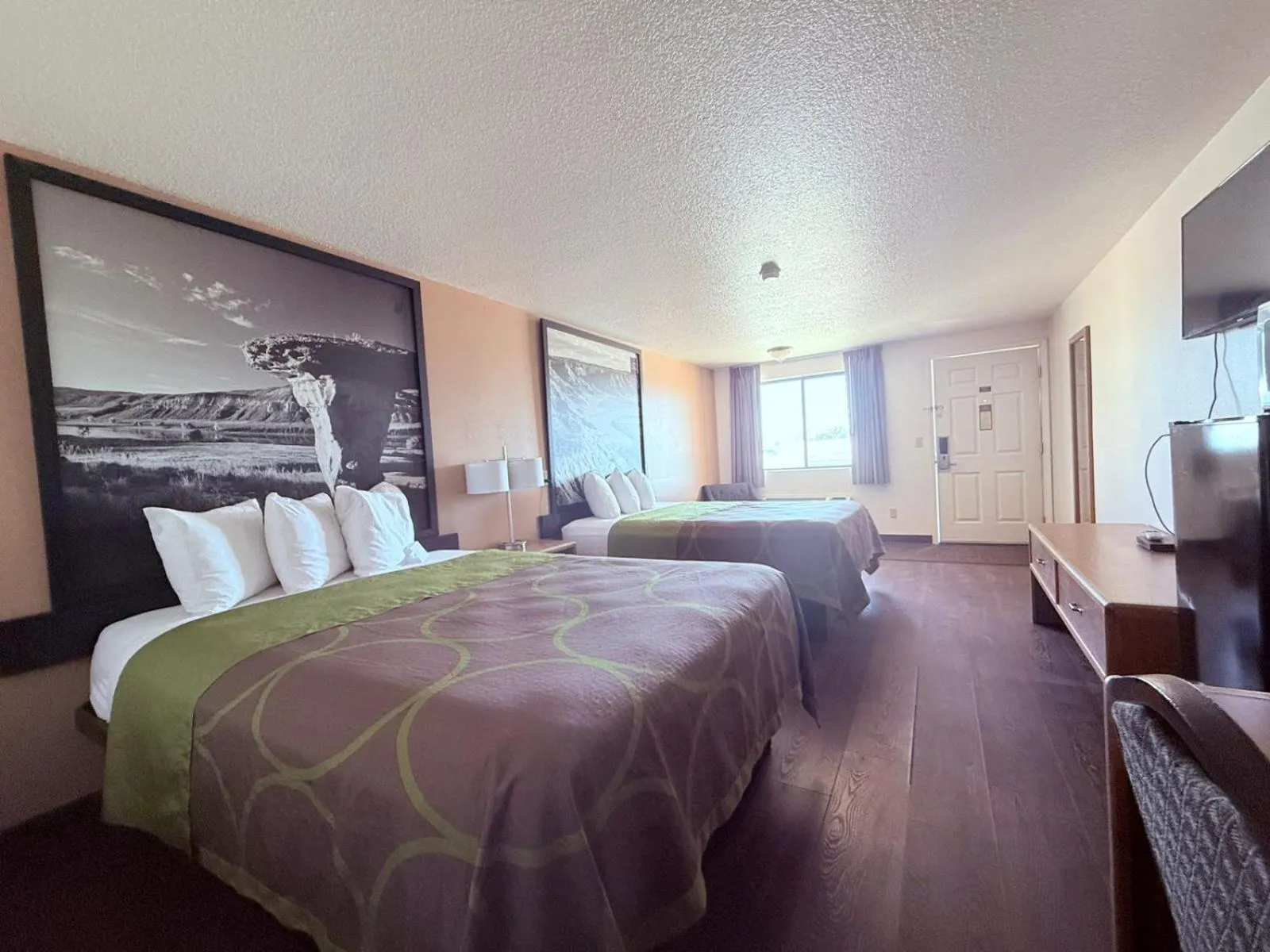 Bedroom, Bed in Hardin Lodge By Capital O Little Bighorn Battlefield I-90