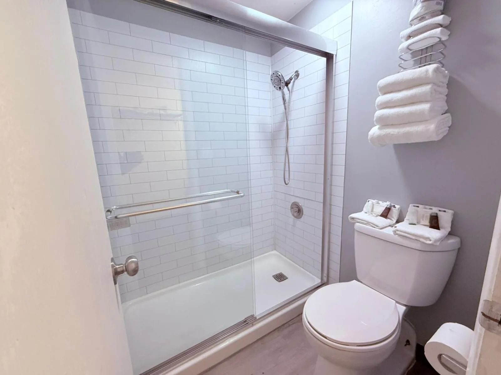 Bathroom in Hardin Lodge By Capital O Little Bighorn Battlefield I-90