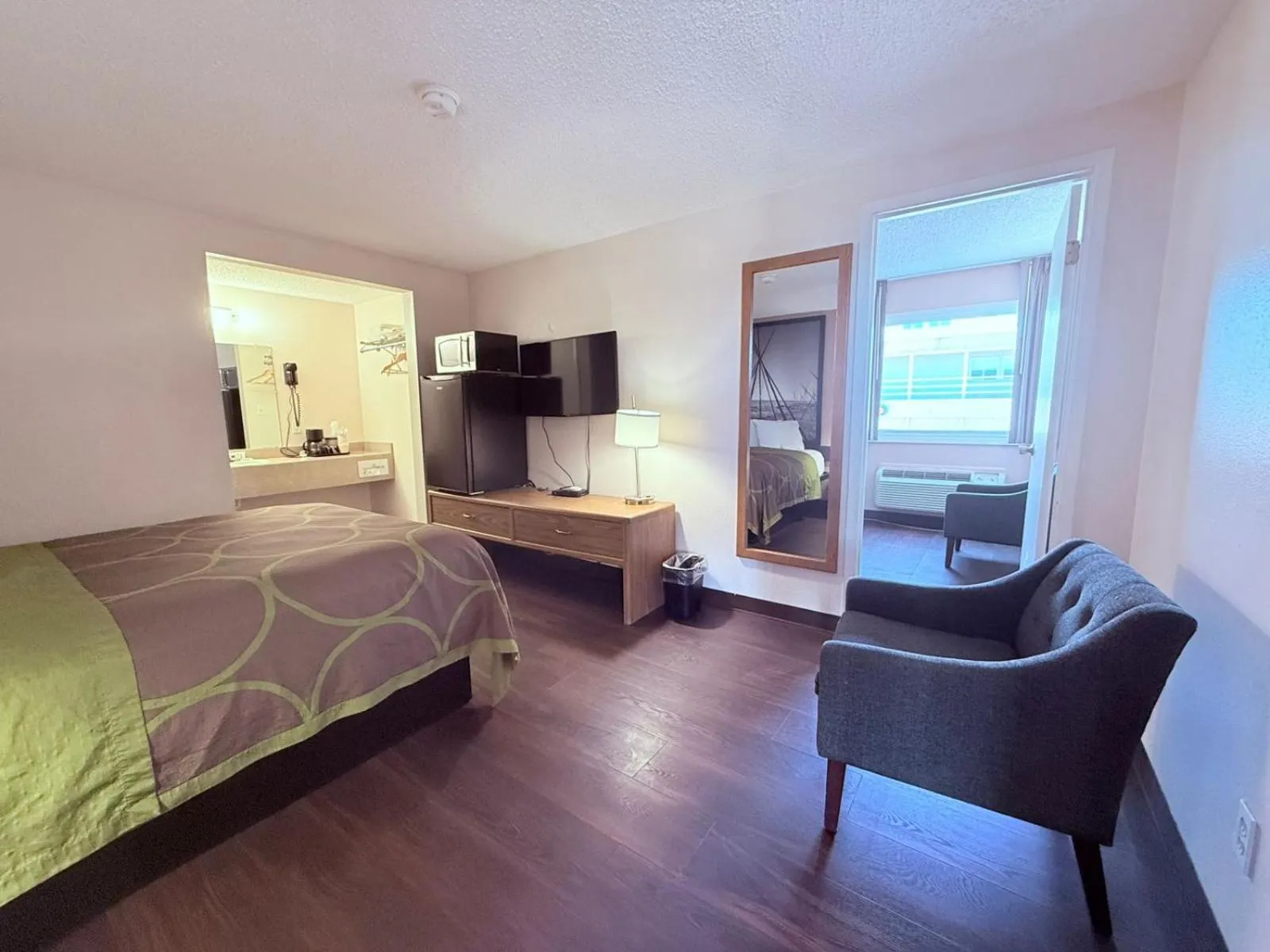 Bedroom, Bed in Hardin Lodge By Capital O Little Bighorn Battlefield I-90