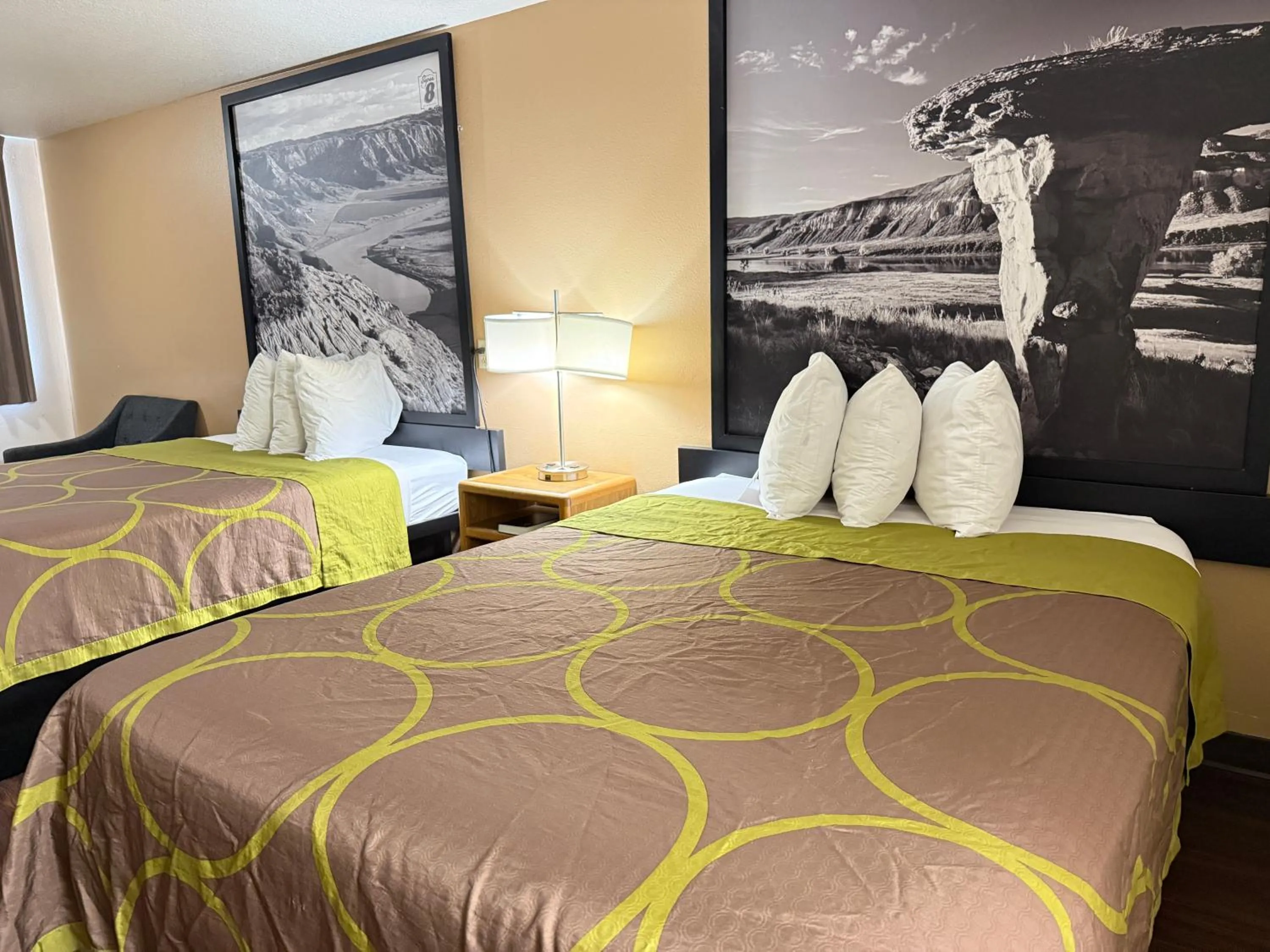 Bedroom, Bed in Hardin Lodge By Capital O Little Bighorn Battlefield I-90