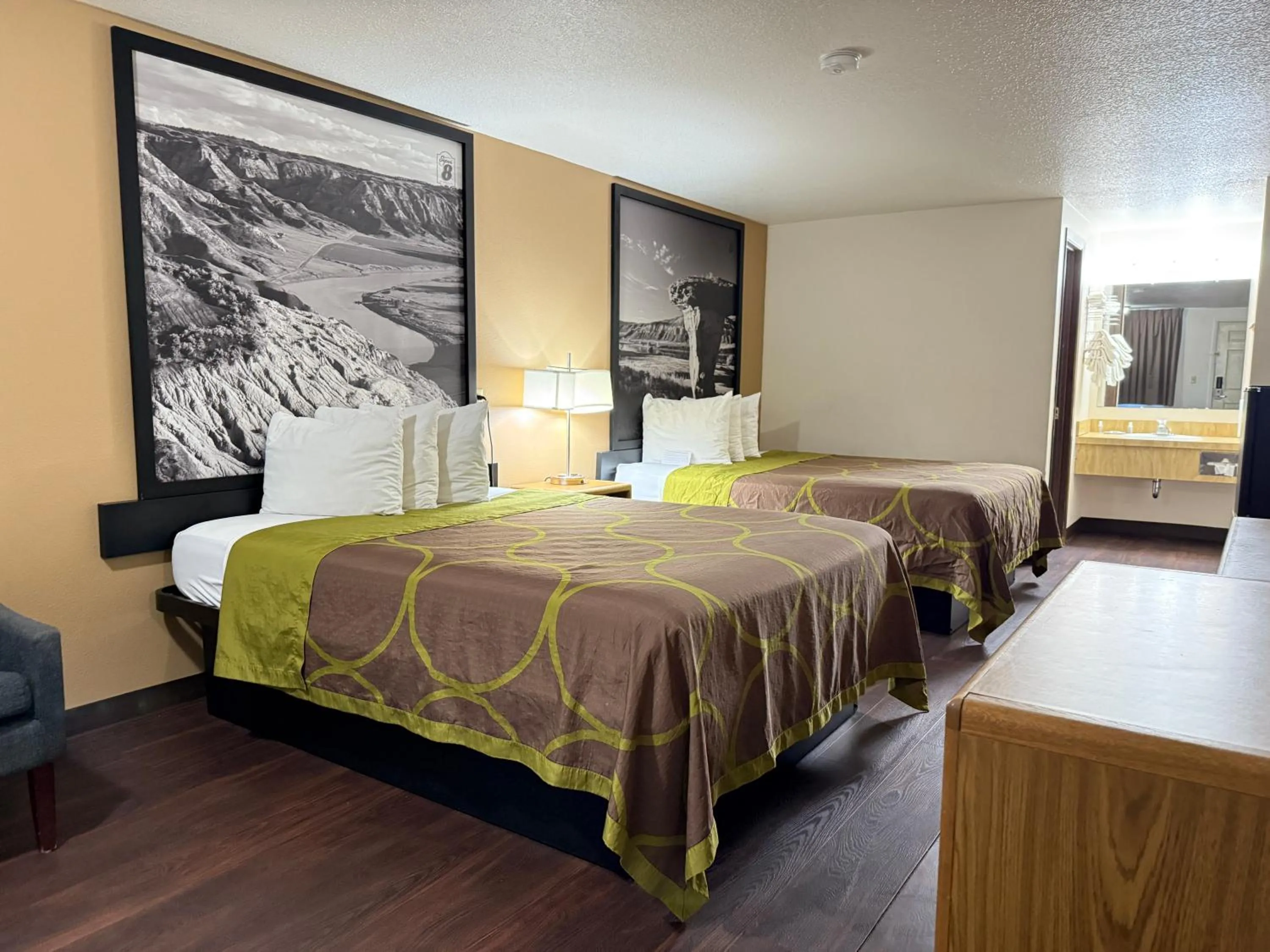 Bedroom, Bed in Hardin Lodge By Capital O Little Bighorn Battlefield I-90