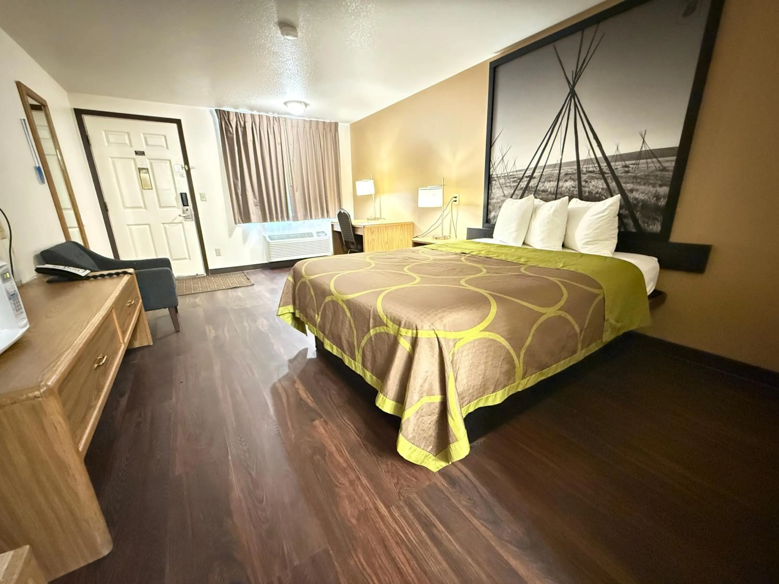 Bedroom, Bed in Hardin Lodge By Capital O Little Bighorn Battlefield I-90