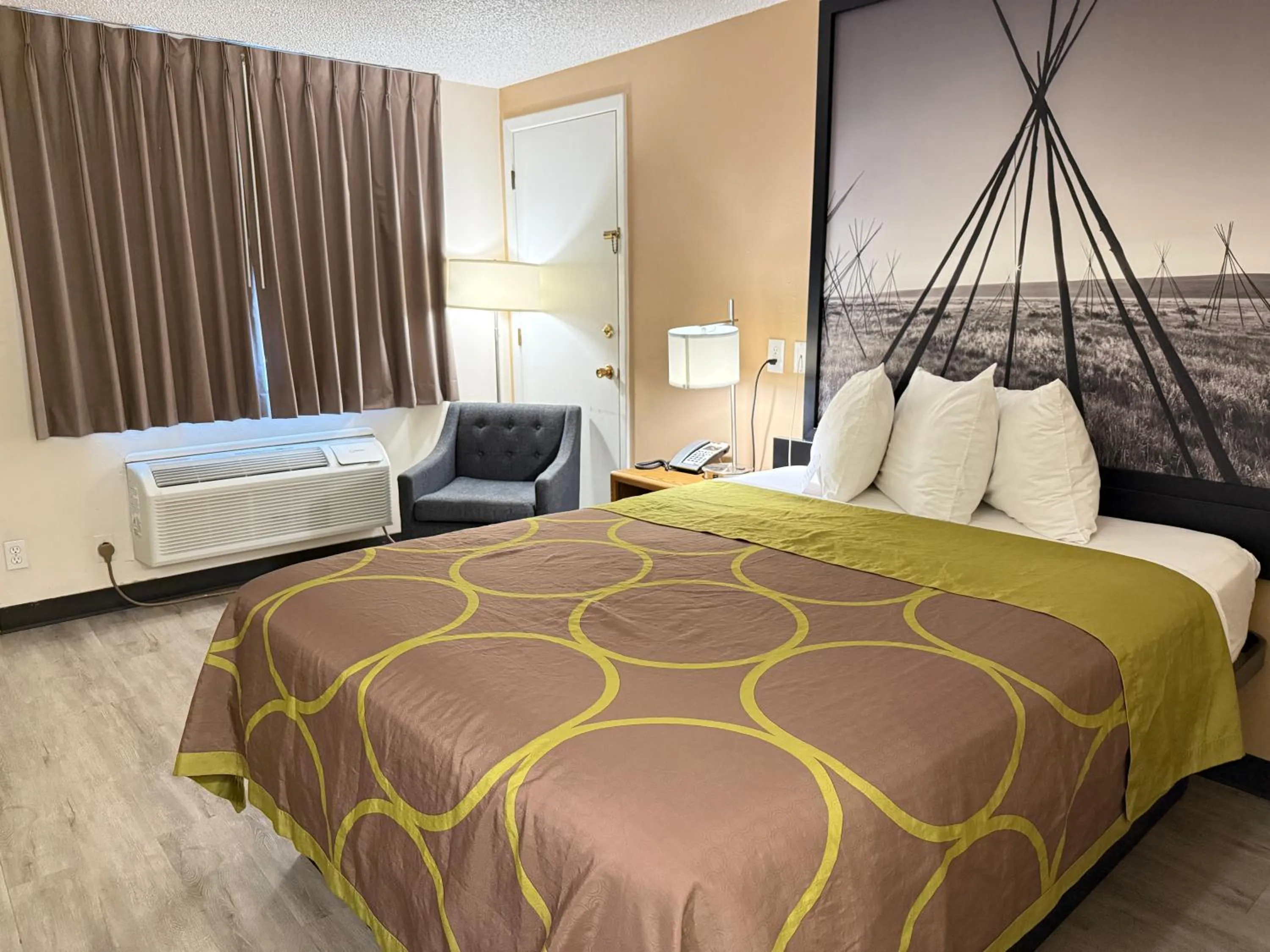 Bedroom, Bed in Hardin Lodge By Capital O Little Bighorn Battlefield I-90