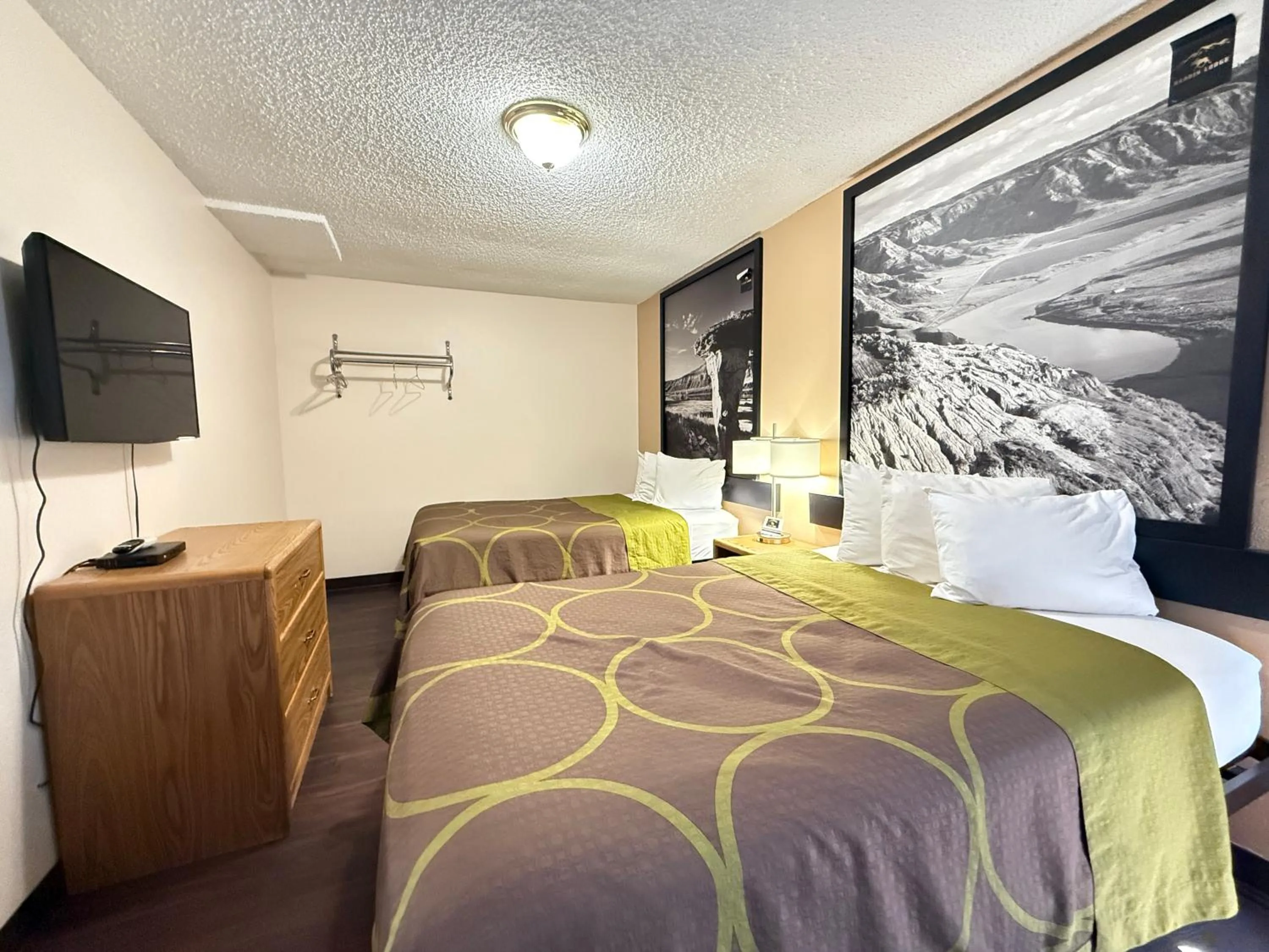 Bedroom, Bed in Hardin Lodge By Capital O Little Bighorn Battlefield I-90