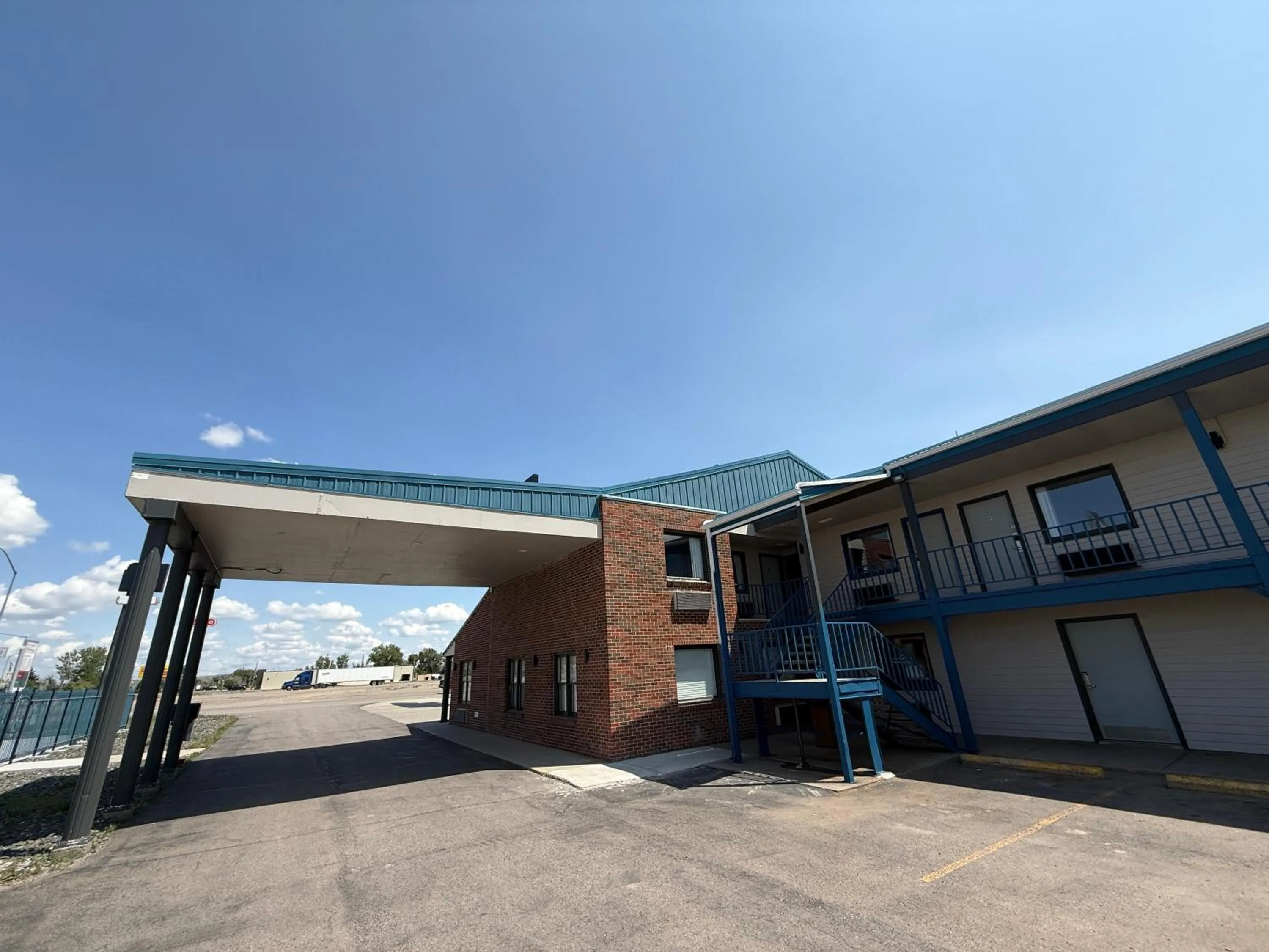 Facade/entrance in Hardin Lodge By Capital O Little Bighorn Battlefield I-90