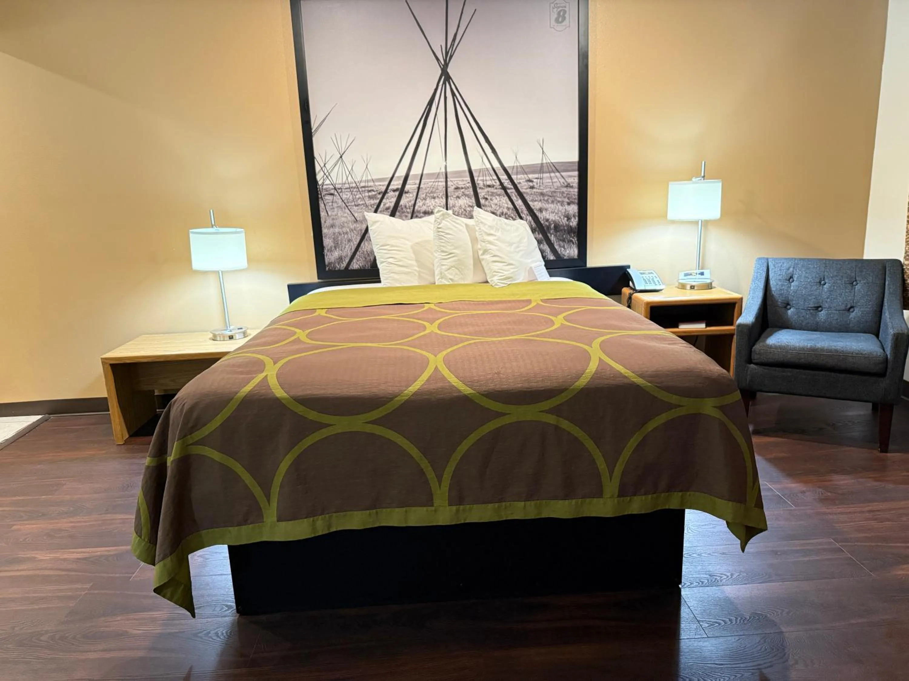 Bedroom, Bed in Hardin Lodge By Capital O Little Bighorn Battlefield I-90