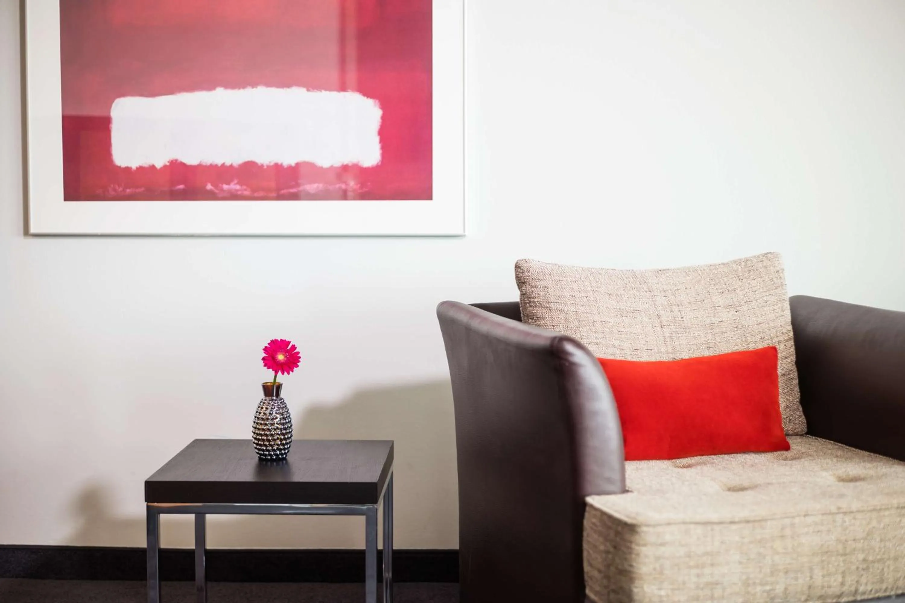 Photo of the whole room in Lindner Hotel Frankfurt Main Plaza, part of JdV by Hyatt