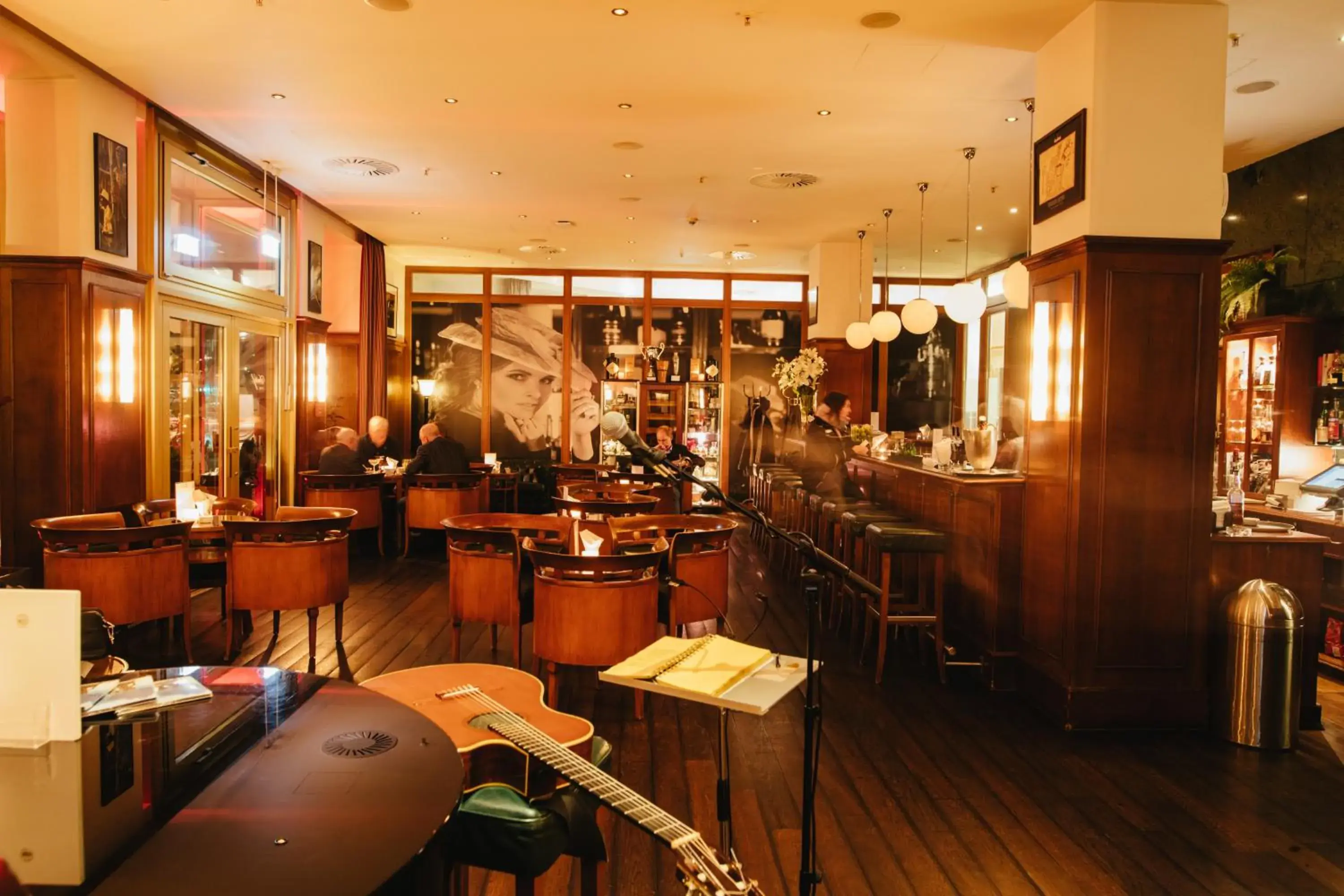 Lounge or bar in Lindner Hotel Frankfurt Main Plaza, part of JdV by Hyatt Lounge or bar in Lindner Hotel Frankfurt Main Plaza, part of JdV by Hyatt