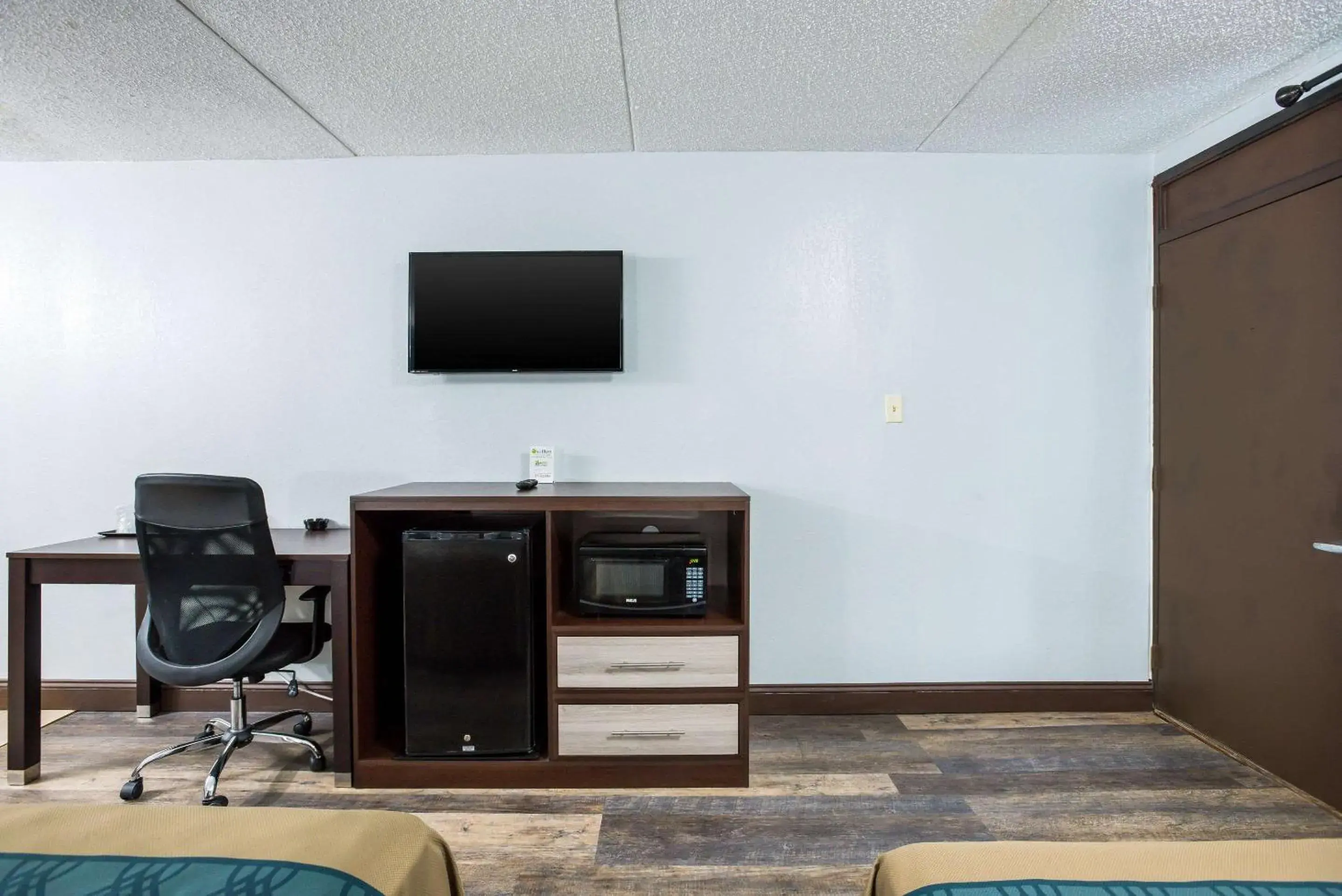 Photo of the whole room, TV/Entertainment Center in Rodeway Inn Hammonton