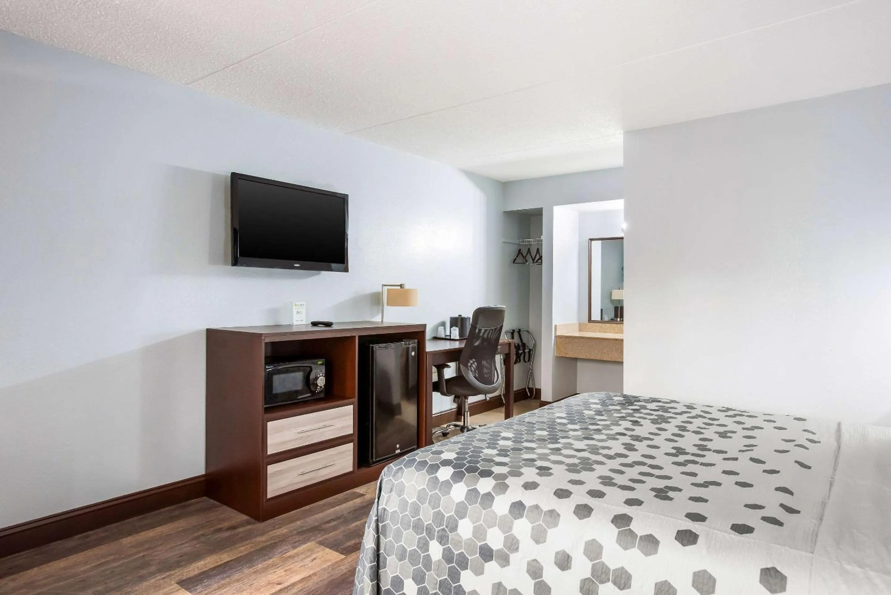 Photo of the whole room, TV/Entertainment Center in Rodeway Inn Hammonton