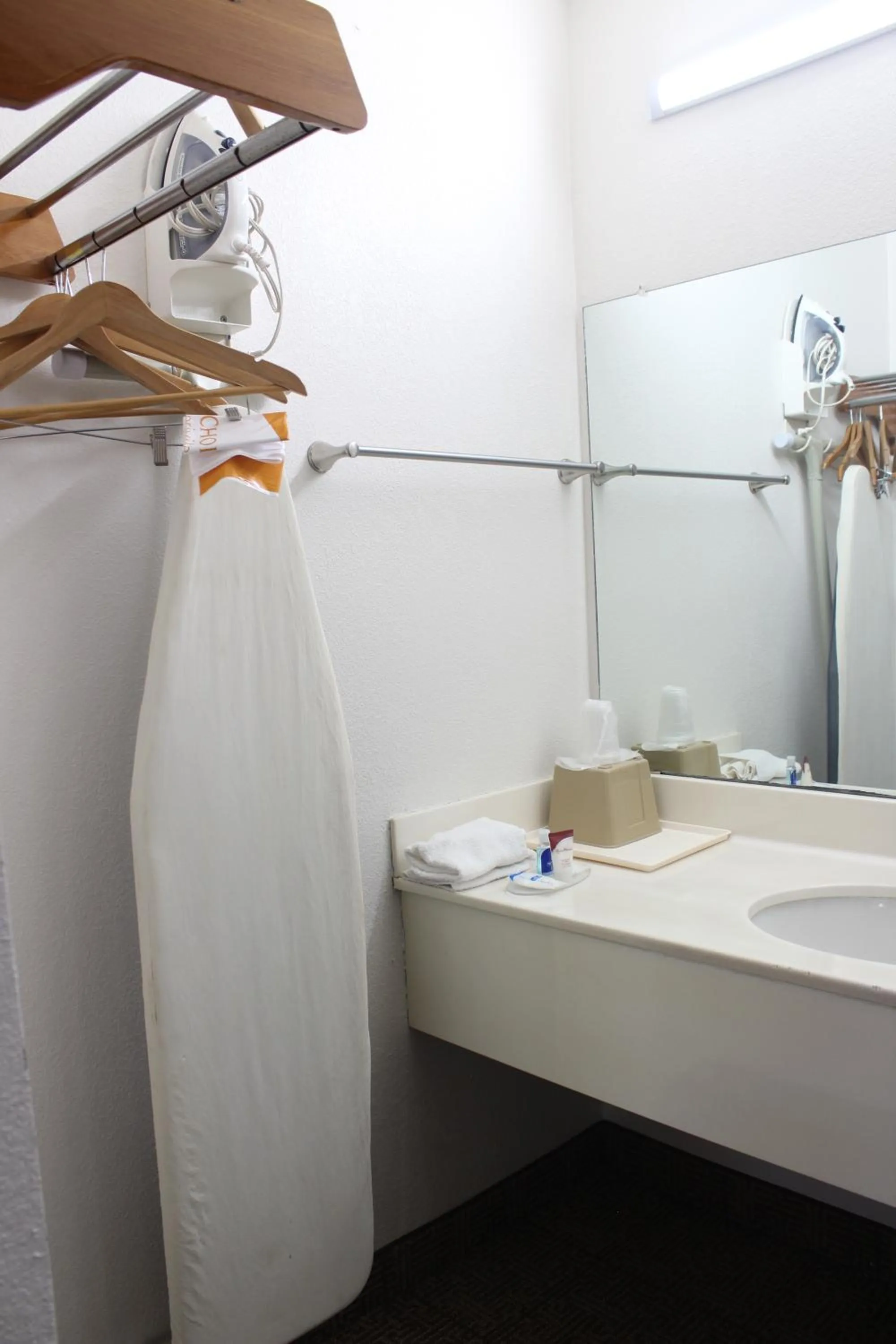 Bathroom in Rodeway Inn Tucumcari