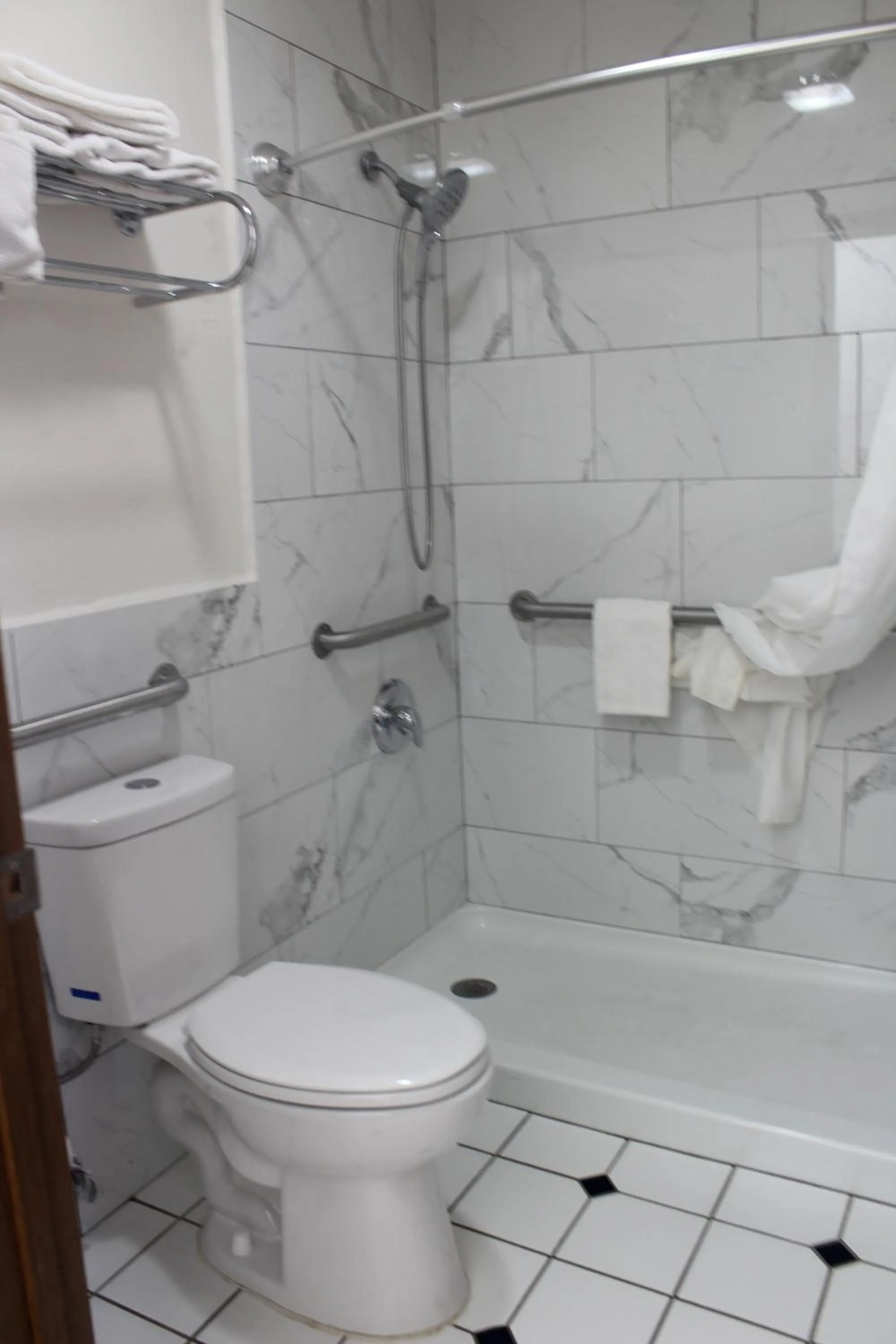 Shower in Rodeway Inn Tucumcari