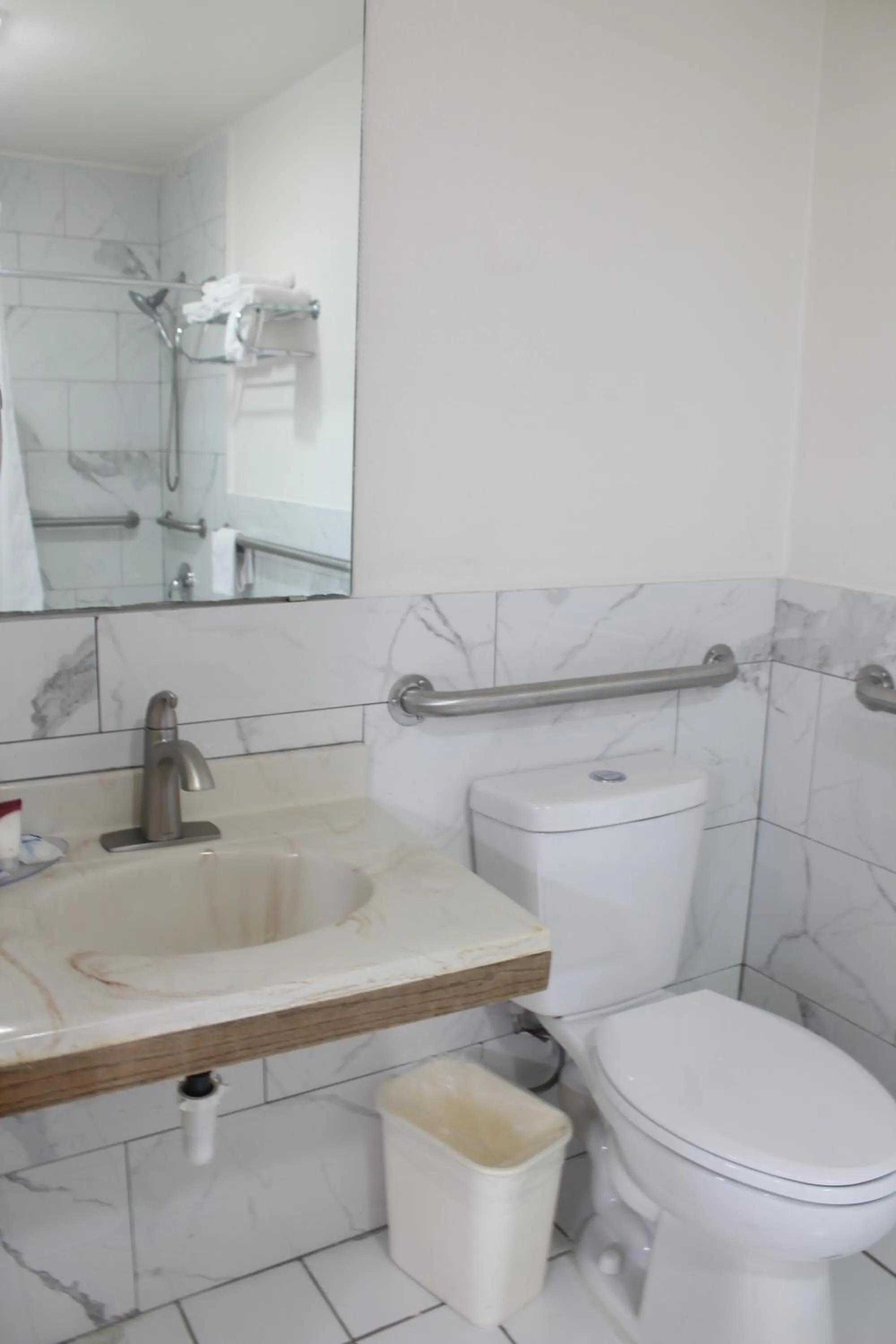 Shower in Rodeway Inn Tucumcari