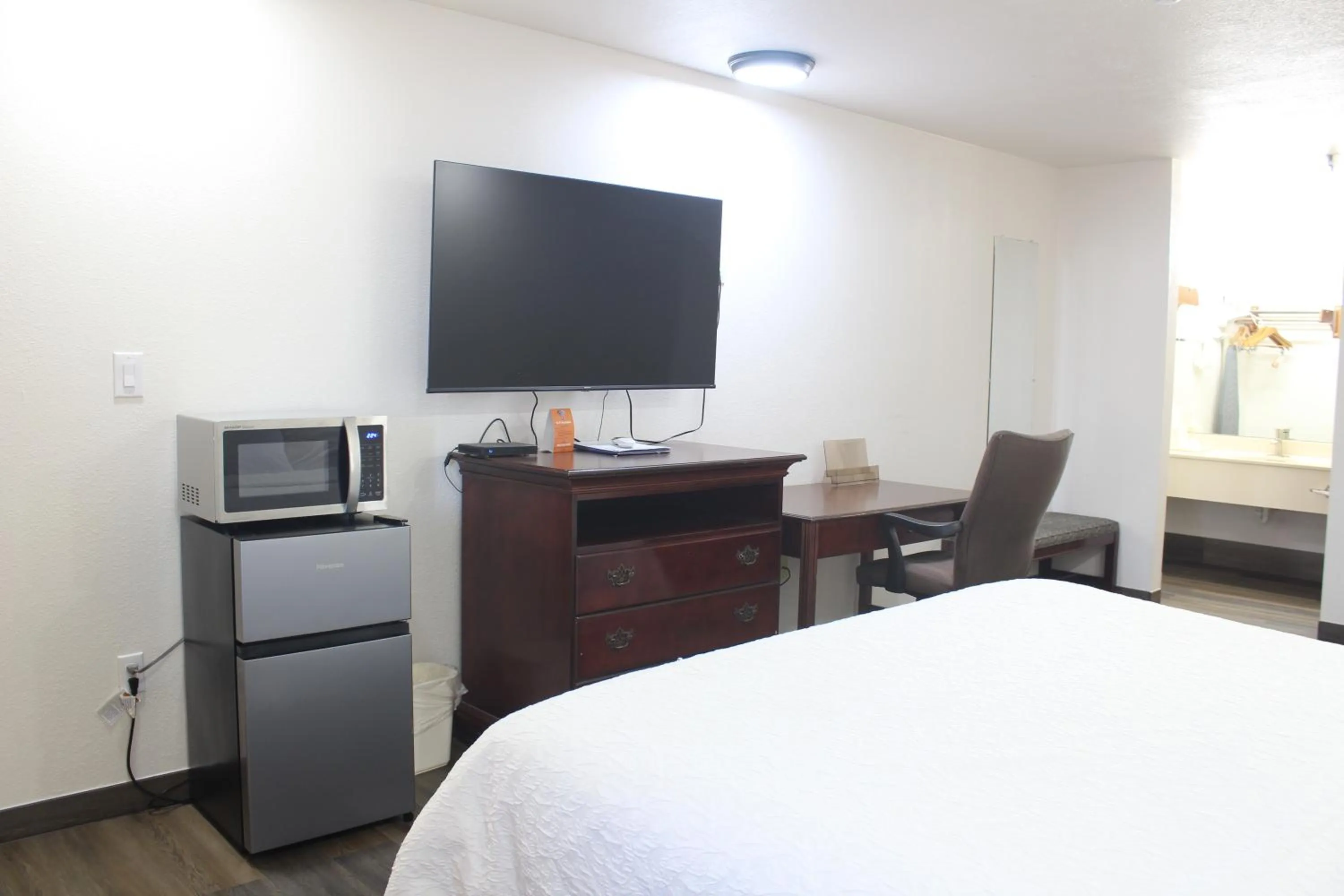 TV and multimedia, Bed in Rodeway Inn Tucumcari