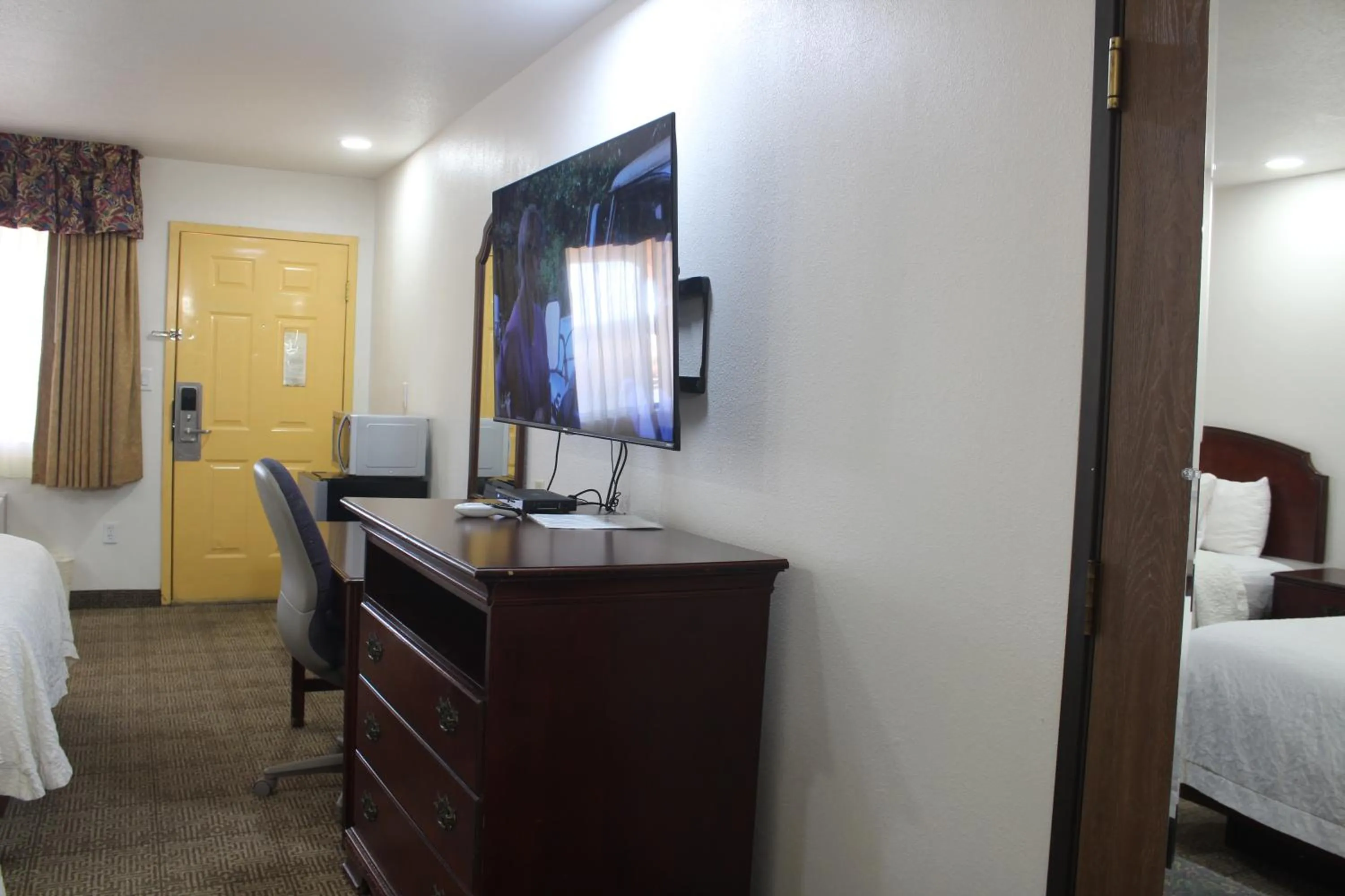 TV and multimedia, Bed in Rodeway Inn Tucumcari