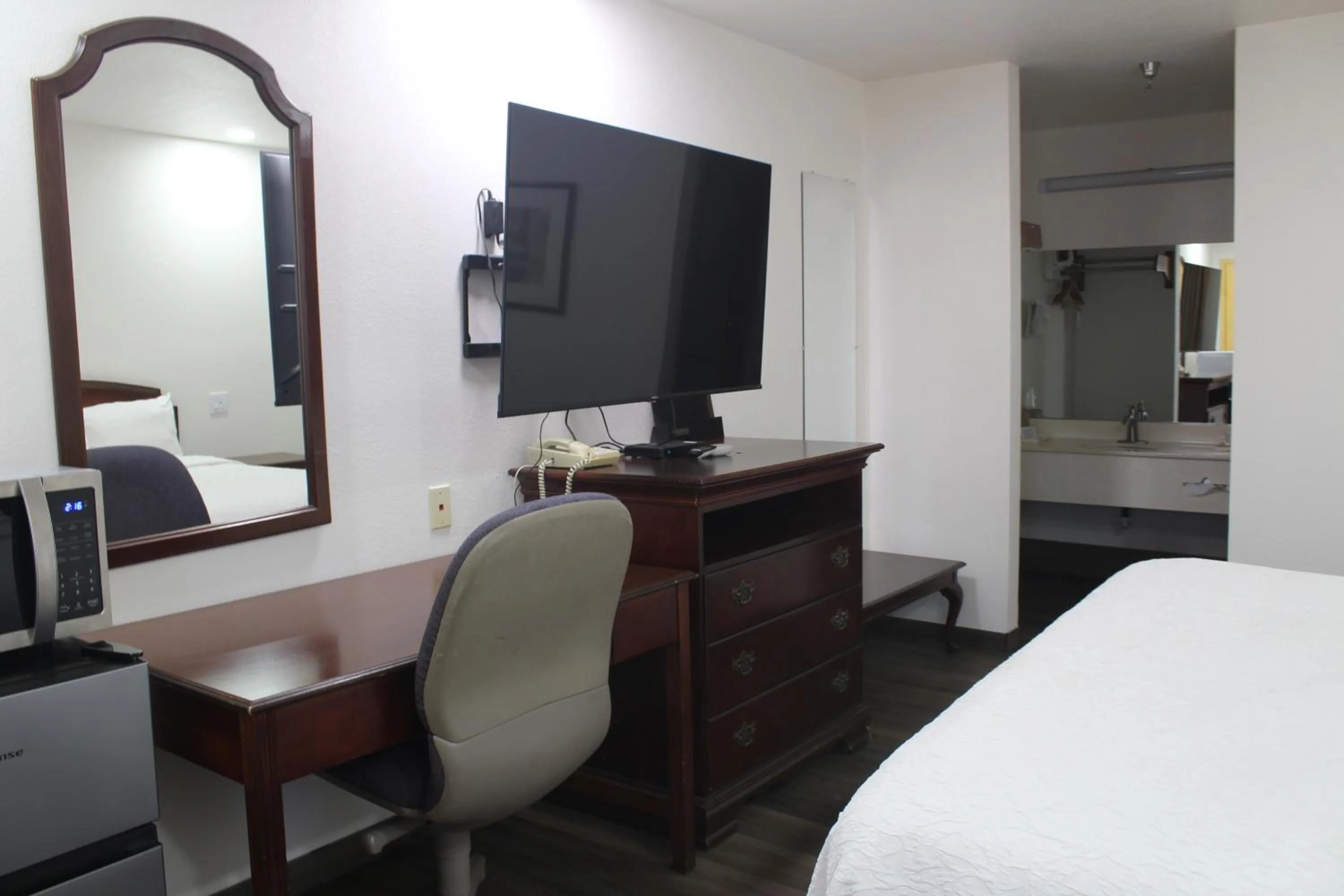 TV and multimedia, Bed in Rodeway Inn Tucumcari