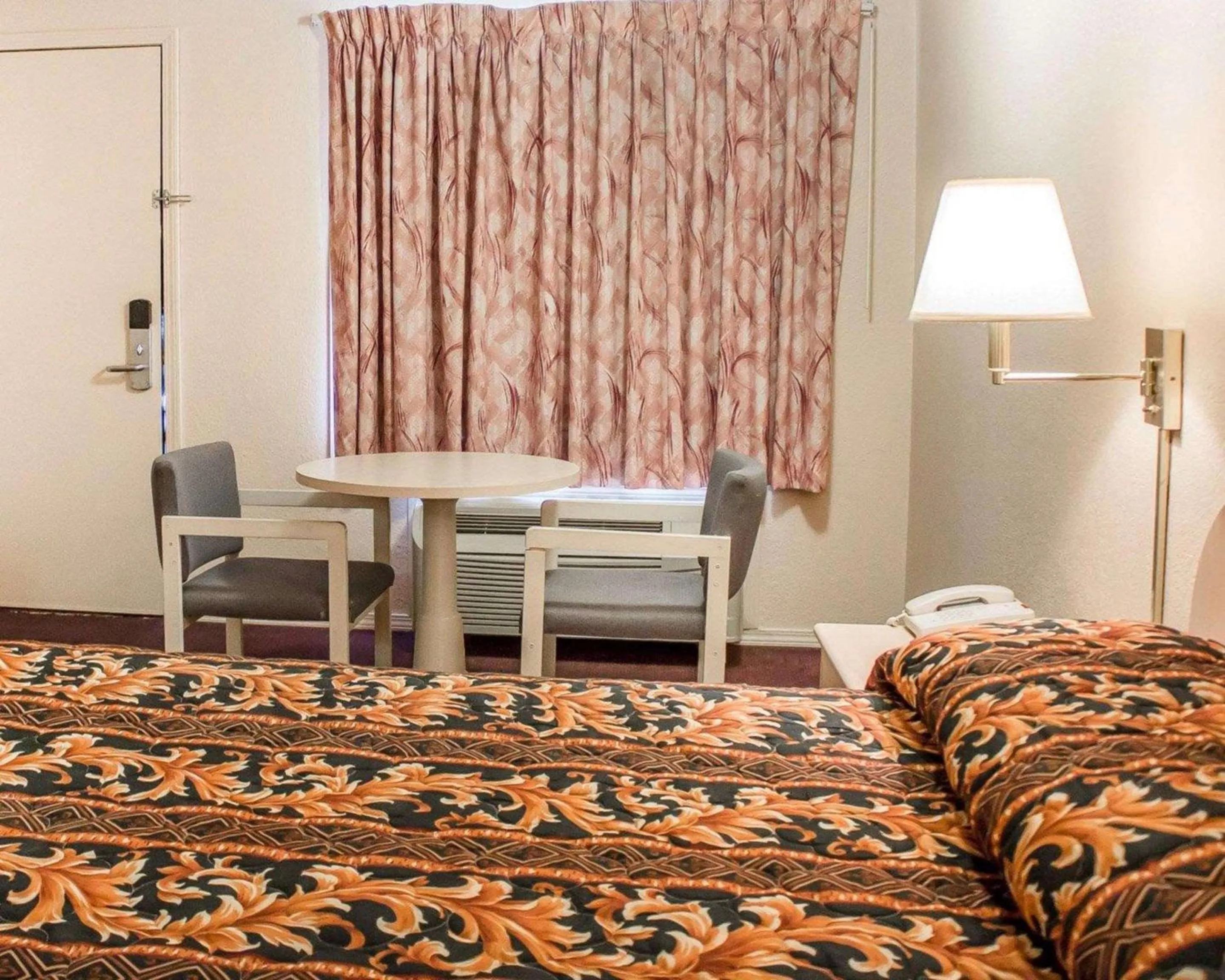 Photo of the whole room, Bed in Rodeway Inn Findlay University Area