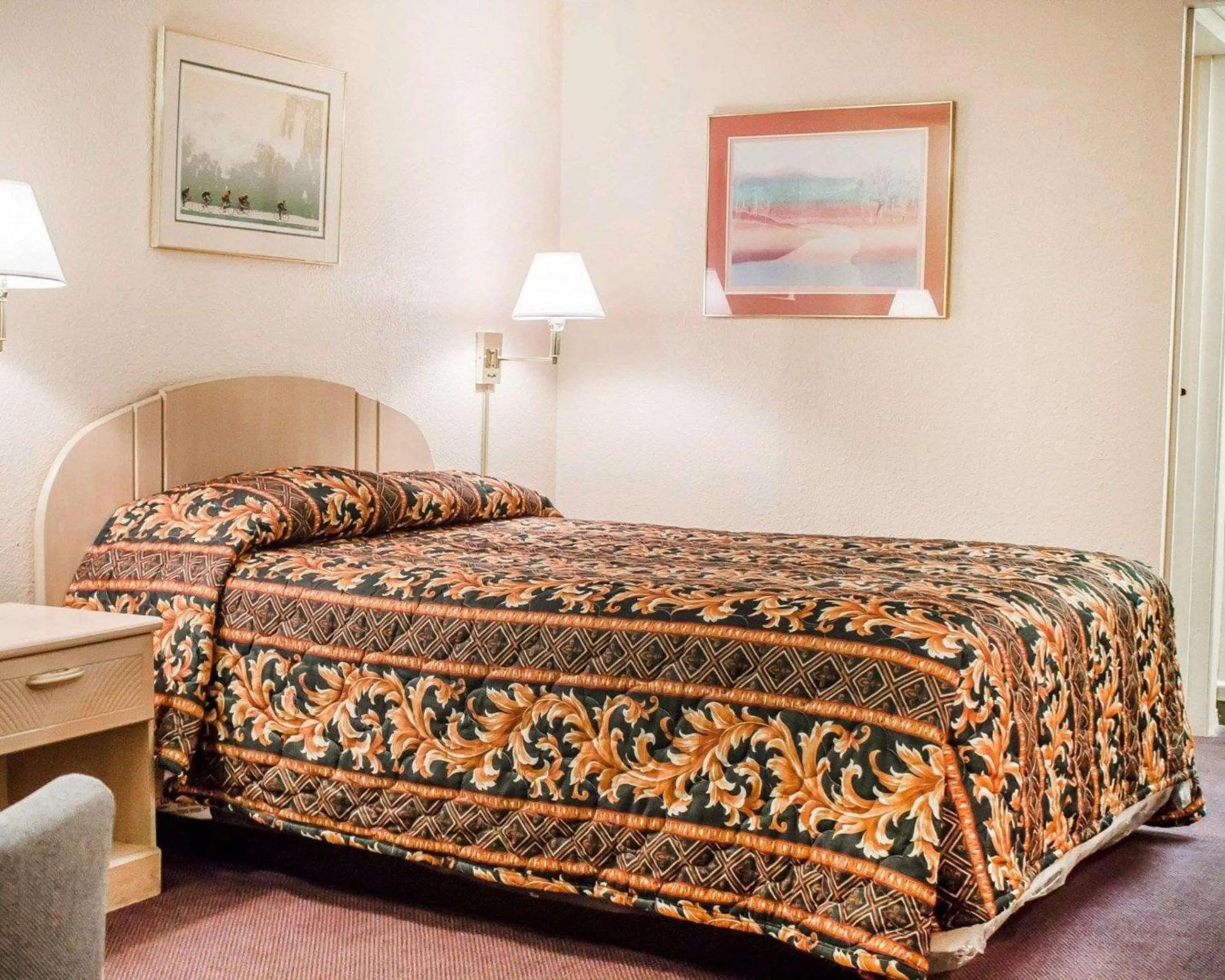 Photo of the whole room, Bed in Rodeway Inn Findlay University Area