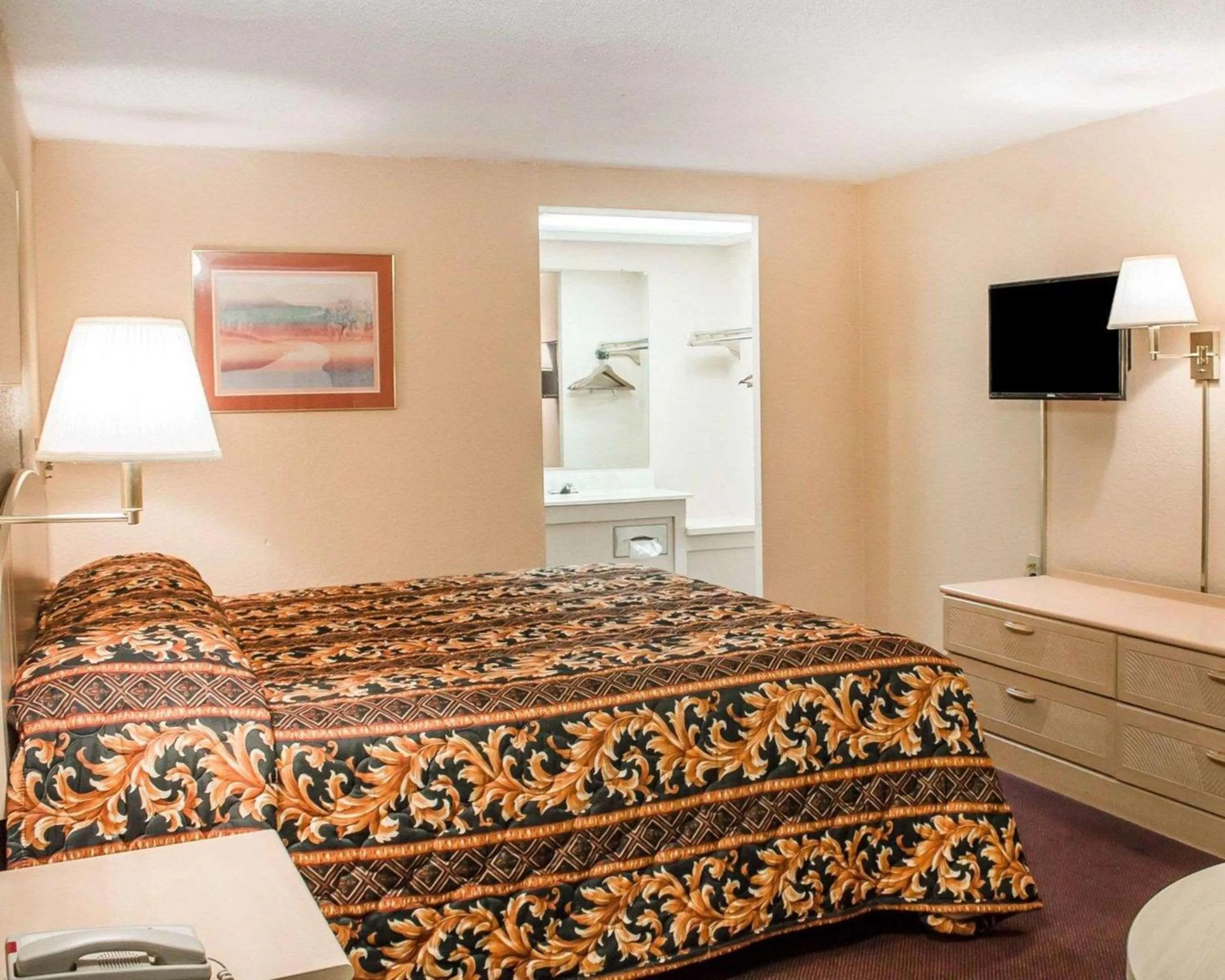 Photo of the whole room, Bed in Rodeway Inn Findlay University Area