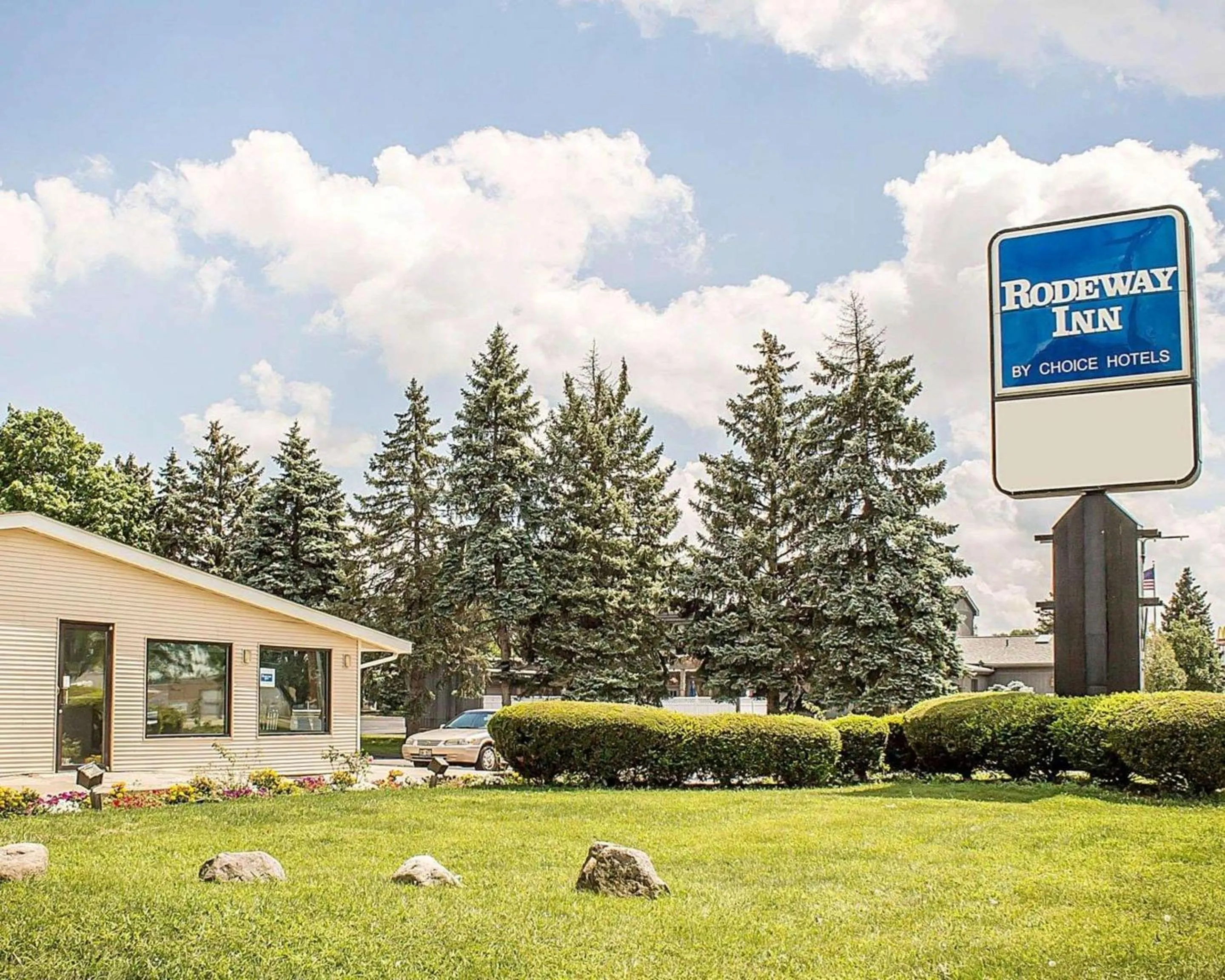 Property building in Rodeway Inn Findlay University Area