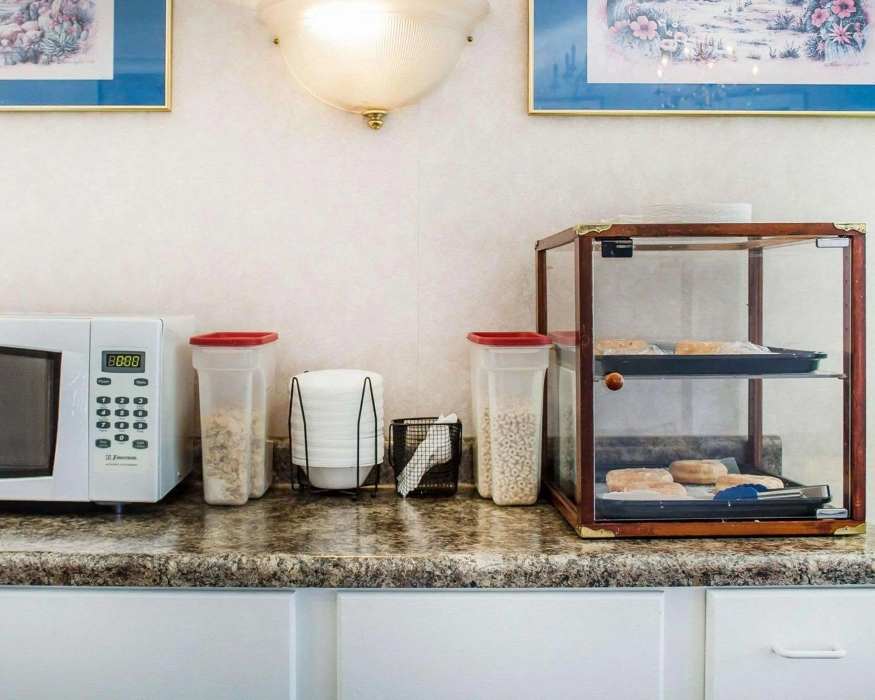 Restaurant/places to eat in Rodeway Inn Findlay University Area