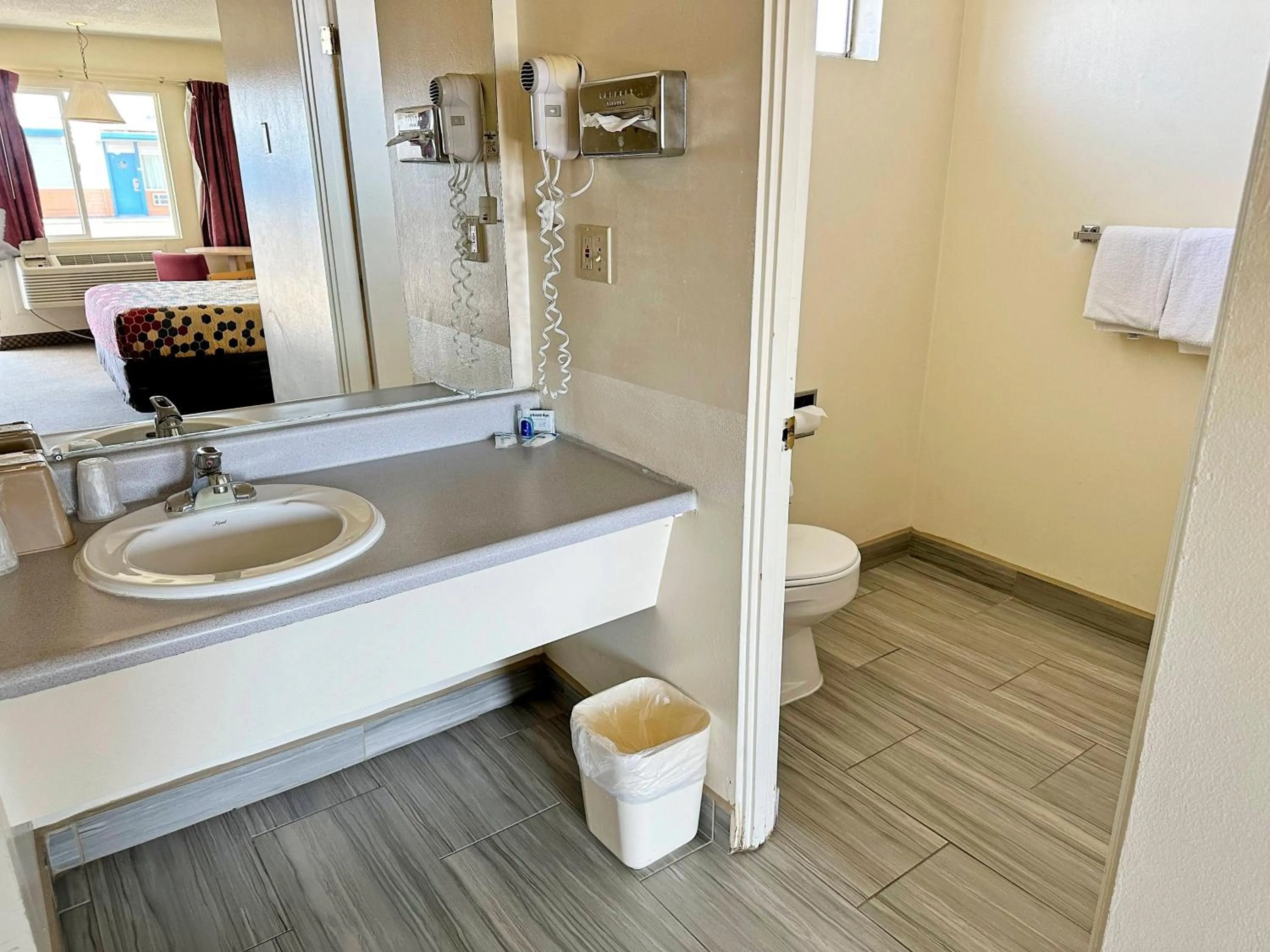 Toilet in Rodeway Inn Boardman - Hermiston