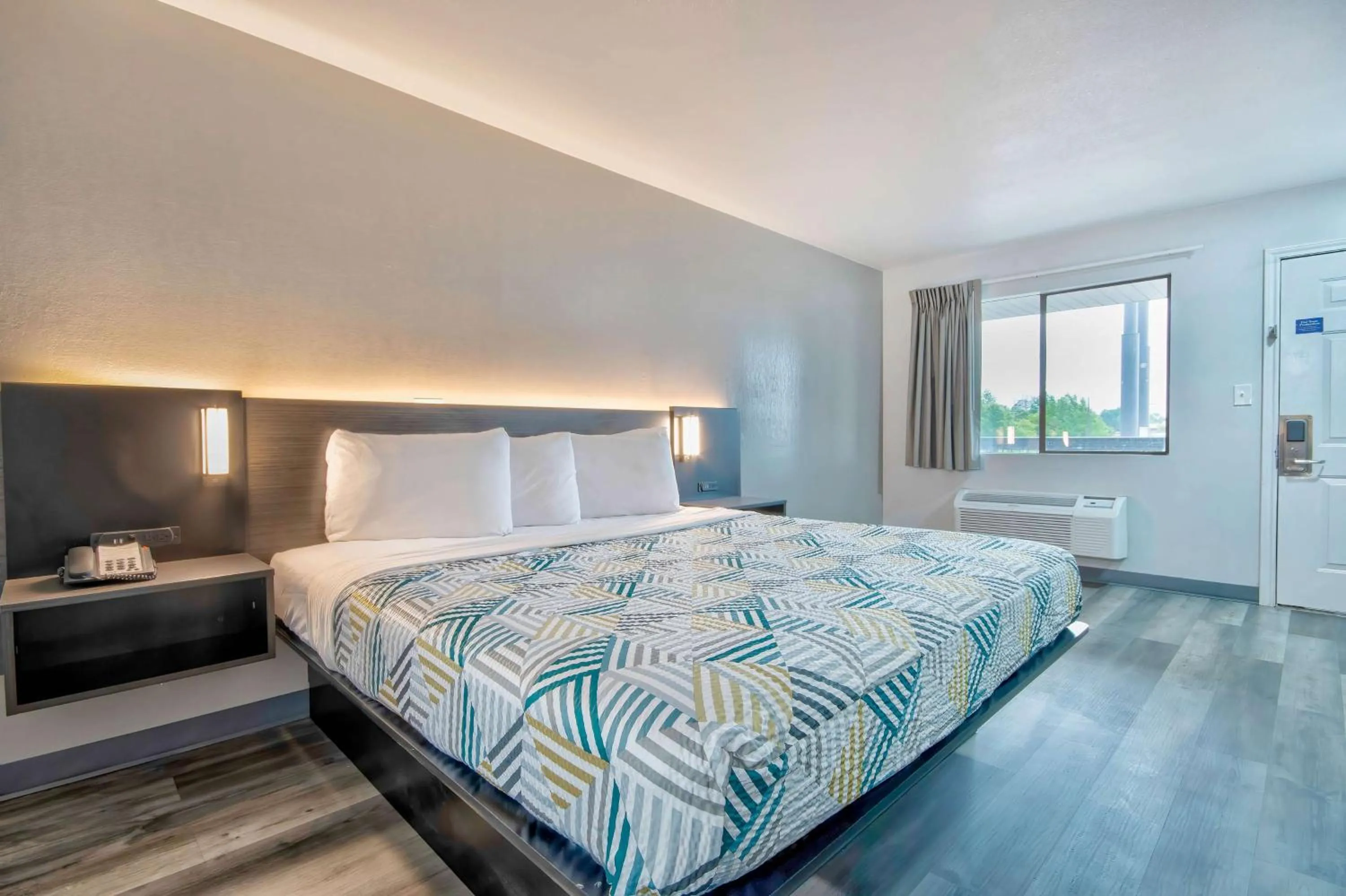 Bedroom, Bed in Motel 6 Texarkana, TX