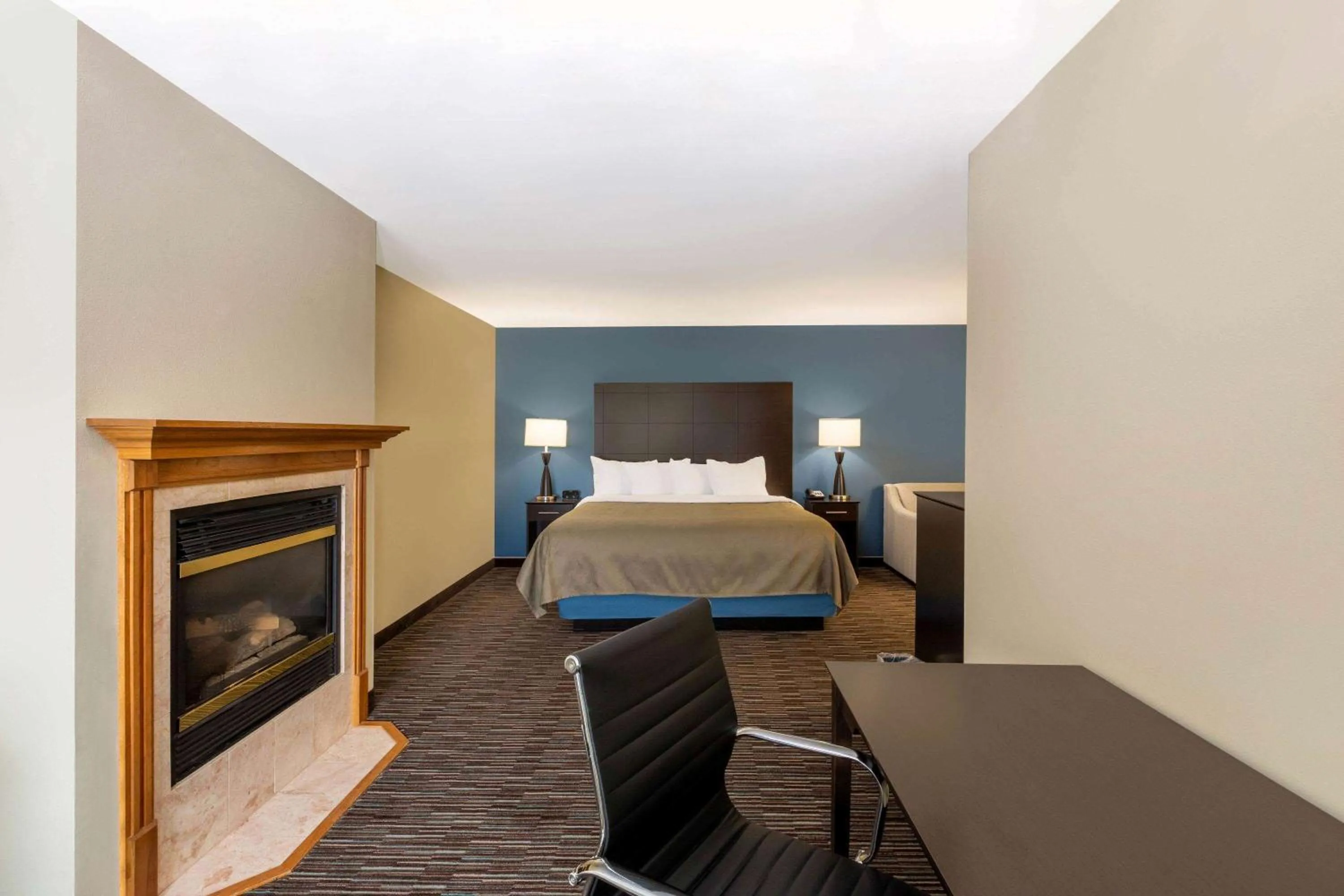 Photo of the whole room, Bed in AmericInn by Wyndham Jefferson